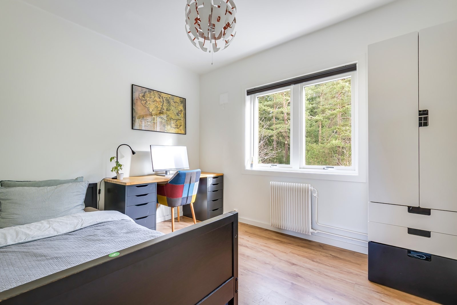 Soverom nr. 2 er lyst og praktisk med god plass til både seng, oppbevaring og et skrivebord. Galleribilde