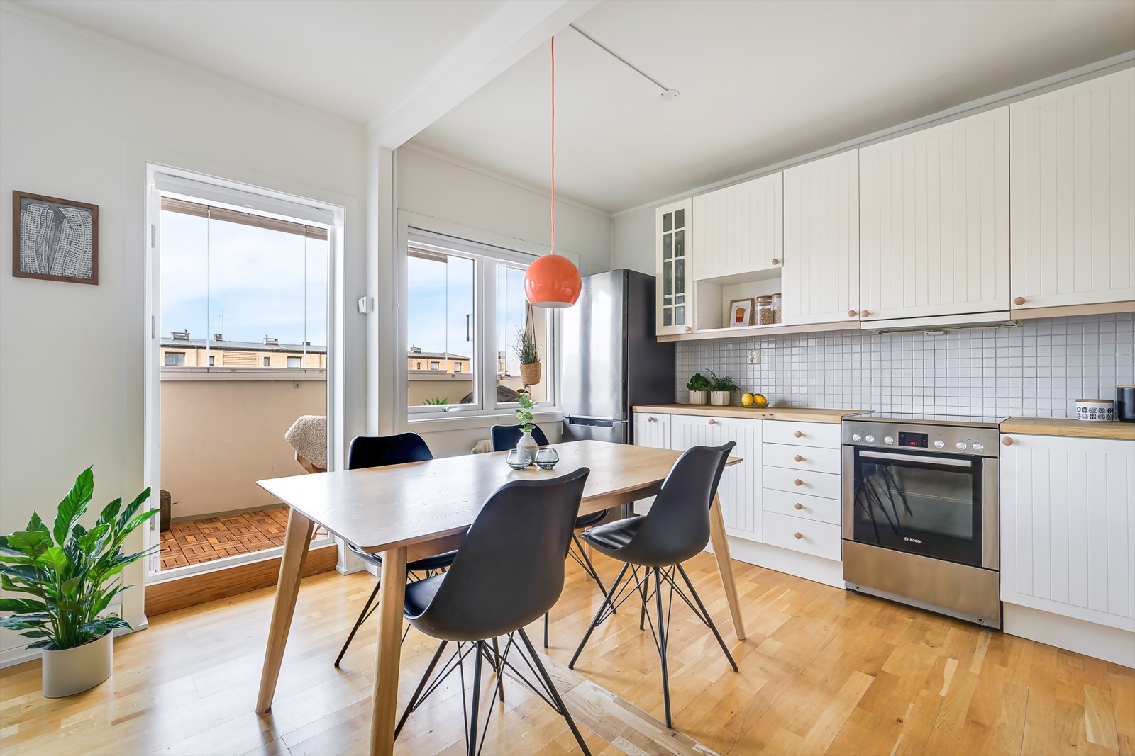 En lys og romslig 4-roms bestående av åpen stue/kjøkken med utgang til innglasset balkong, 3 soverom og bad. Galleribilde