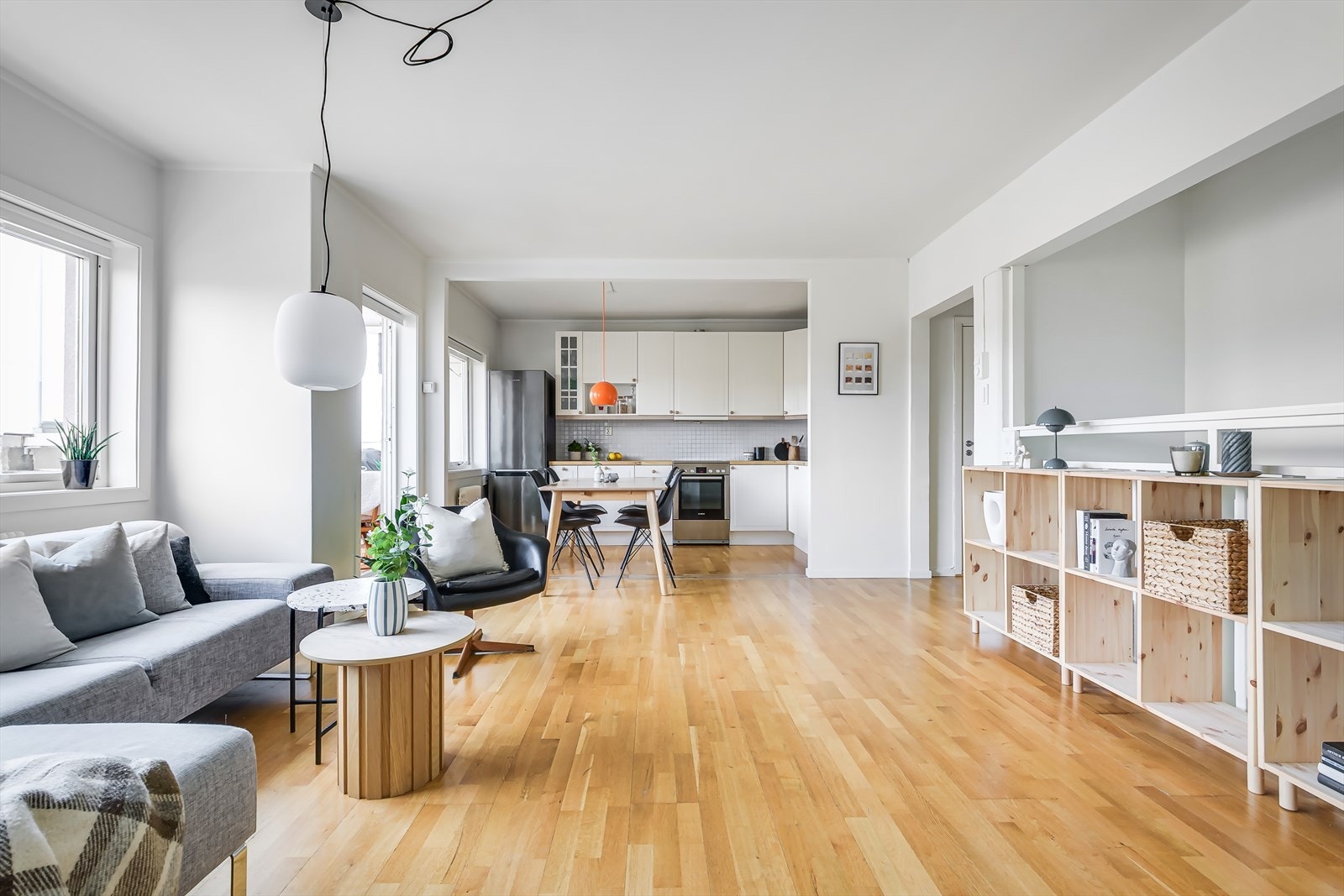 Den åpne løsningen mellom stue og kjøkken skaper en romslig og sosial atmosfære, perfekt for både hverdagsliv og gjester. Galleribilde