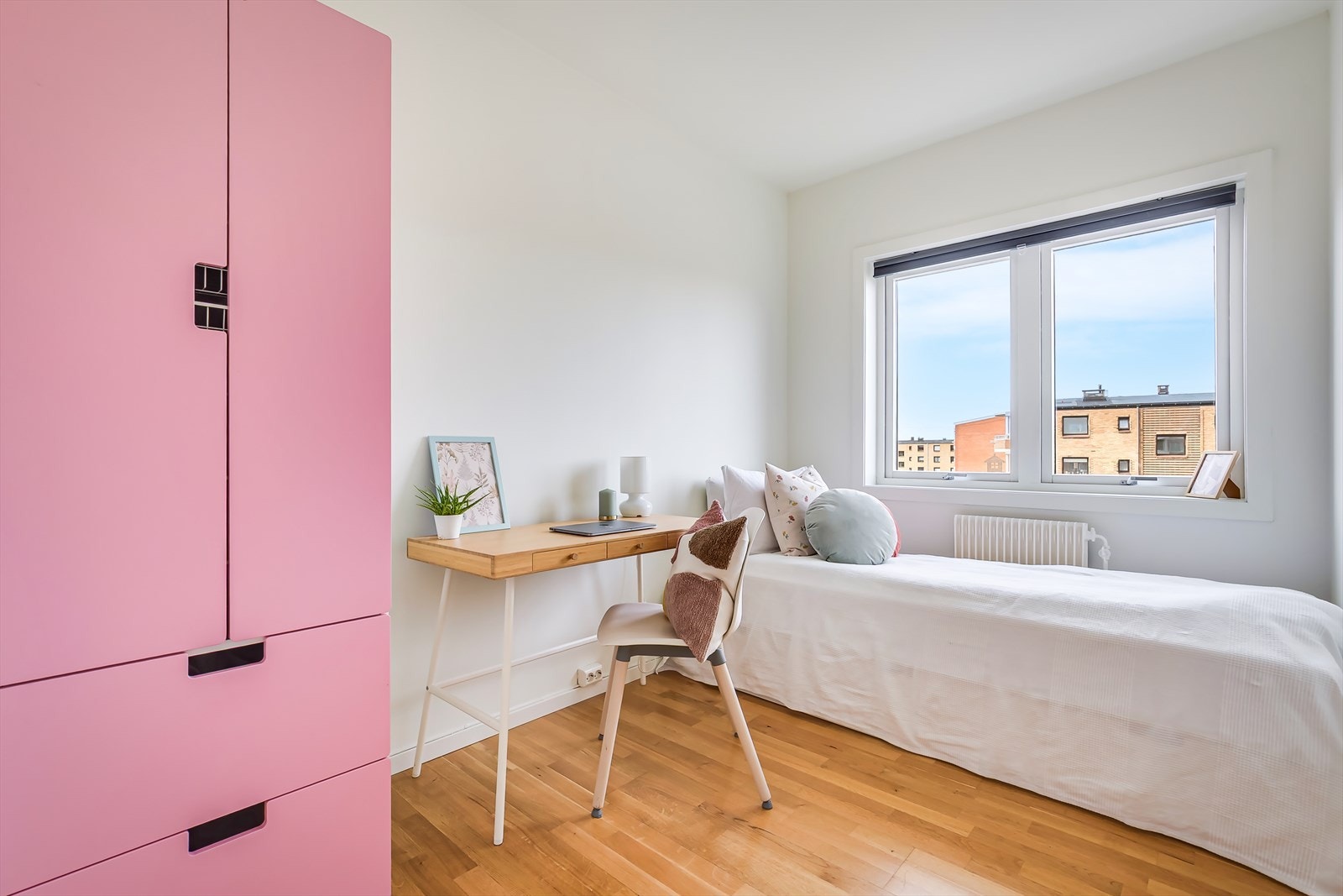 Soverom nr. 3 har en praktisk planløsning med plass til både seng, oppbevaring og en liten arbeidsplass. Galleribilde