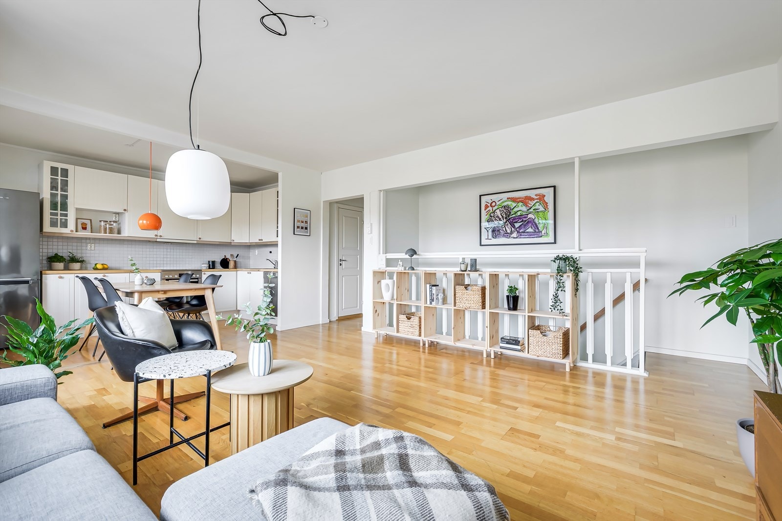 Stuen er malt i lyse farger med parkett på gulvet. Fra stuen er det trapp ned til entréen. Galleribilde