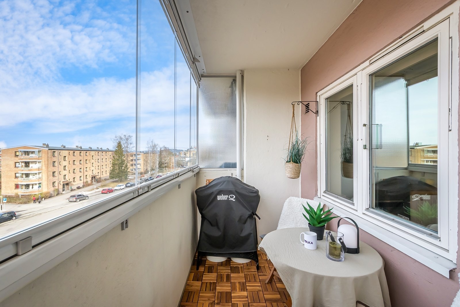 Her får du en familievennlig og rolig beliggenhet med nærhet til marka, skole, barnehager og kollektivtransport. Galleribilde