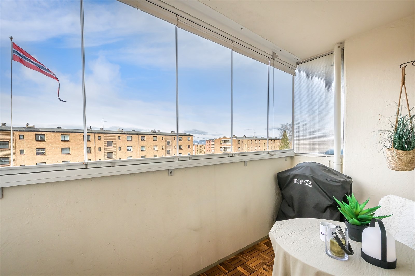 Hyggelig vestvendt og innglasset balkong på 5 kvm! Enkelt å skyve glassdørene til side når du vil slippe sommeren helt inn. Galleribilde