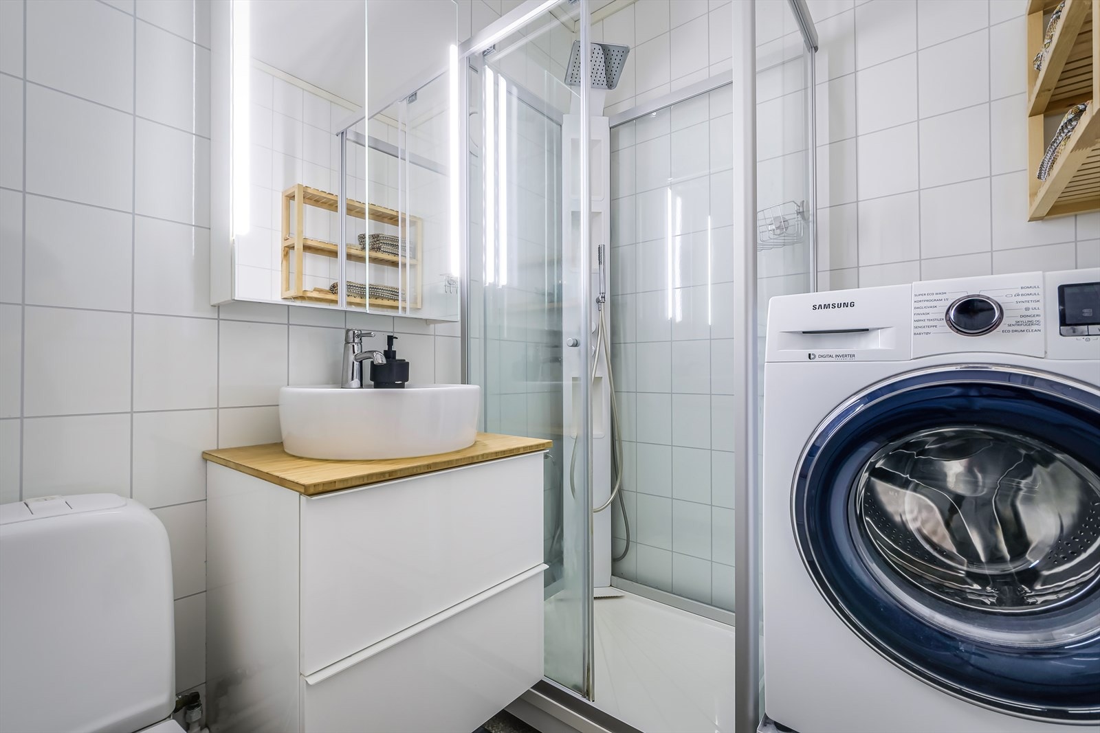 Bad med våtromsplater på vegg, terrazzo gulv og malt mur i tak Galleribilde