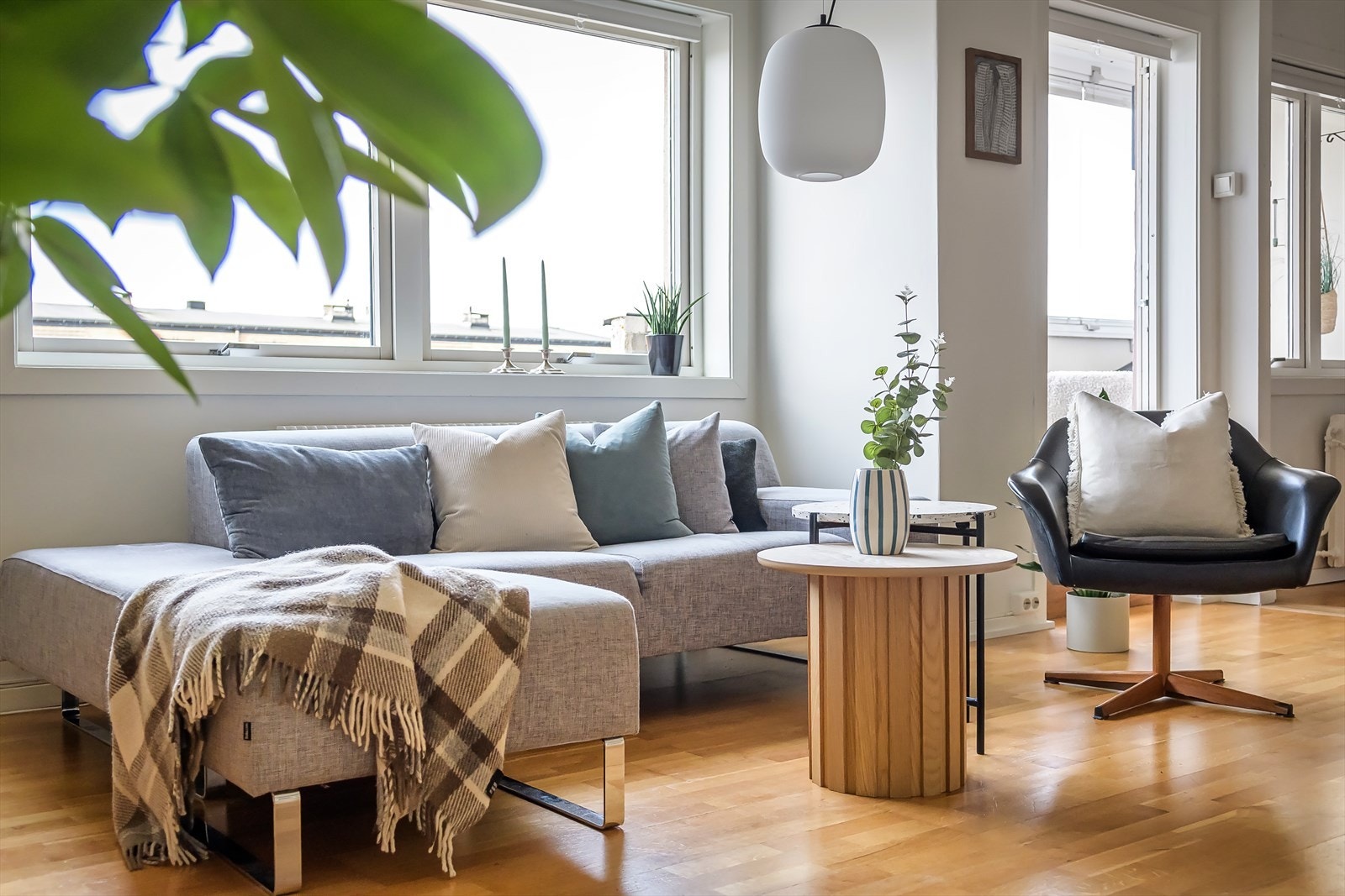 Stuen har god plass til sofa, tv-seksjon og annet møblement etter eget ønske Galleribilde