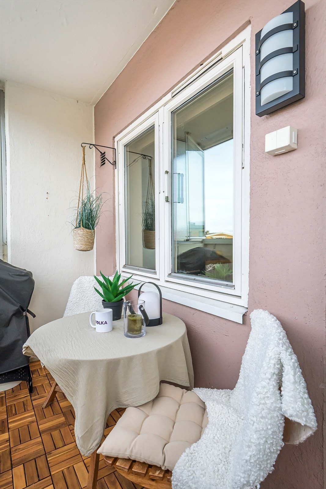 Den innglassede balkongen er et perfekt sted for både morgenkaffen og avslappende kvelder. Galleribilde