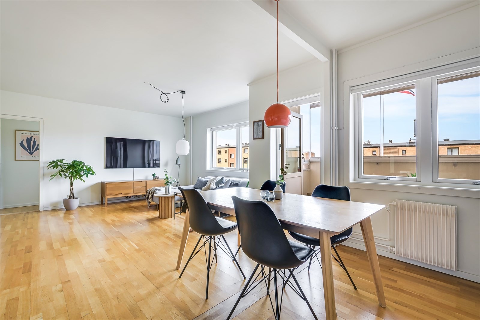 Fra kjøkkenet er det utgang til innglasset balkong Galleribilde