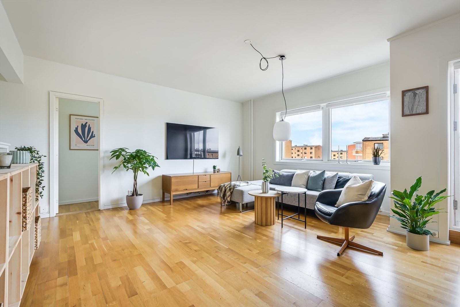 En innbydende stue med åpen og luftig planløsning. De store vinduene slipper inn mye dagslys og gir en god romfølelse. Galleribilde