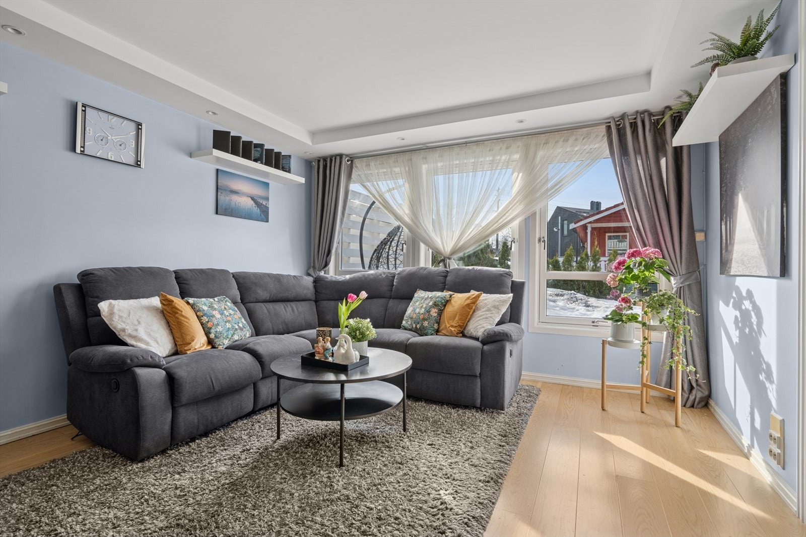 Det er god plass til en stor sofagruppe og TV med mediemøbel. Galleribilde