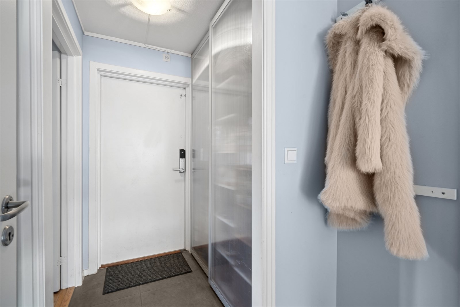 Entré med fine lagringsmuligheter for yttertøy og sko i en praktisk skyvedørsgarderobe. Galleribilde