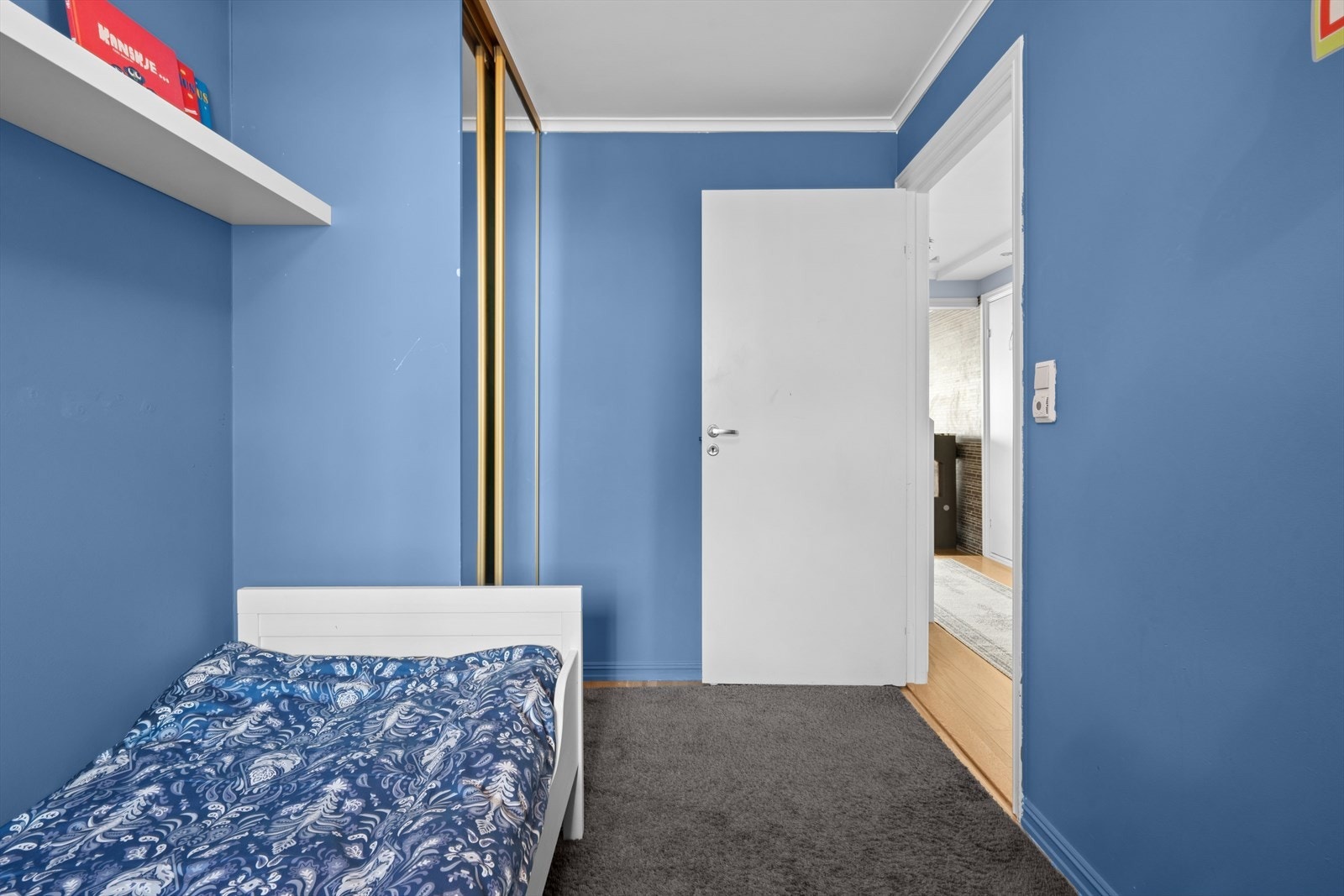 To av rommene er utstyrt med hver sin skyvedørsgarderobe. Galleribilde