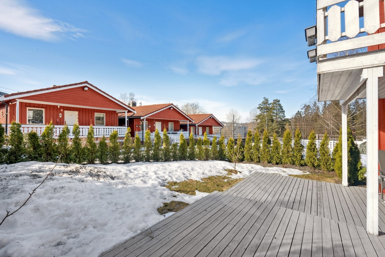 Fra markterrassen har du direkte adkomst til en hageparsell, som er utmerket for småbarnsfamilien. Galleribilde