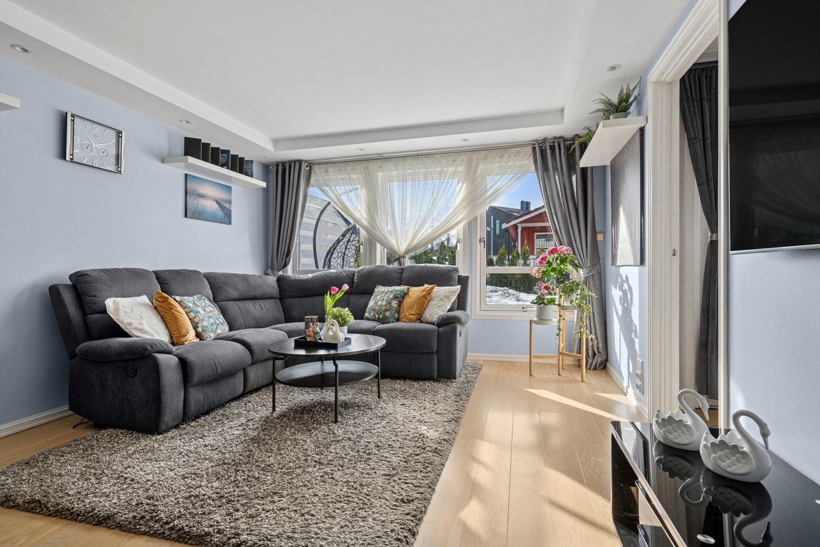 De store vindusflatene slipper inn rikelig med naturlig lys og skaper en luftig atmosfære i stuen. Galleribilde