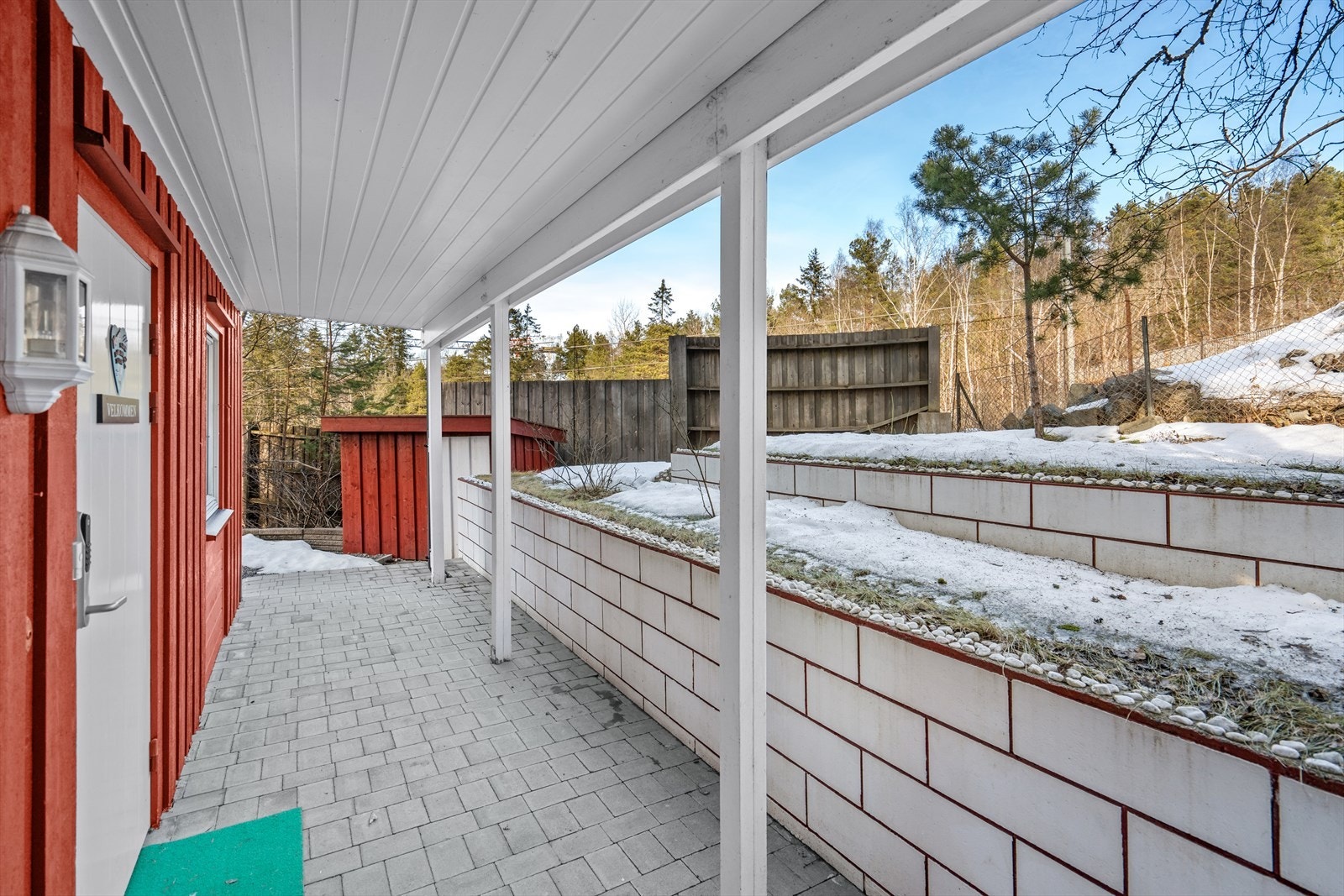 Denne boligen ligger i 1. etasje, med adkomst fra et overbygget inngangsparti. Nåværende selger har opparbeidet uteområdet med den nye støttemuren. Galleribilde