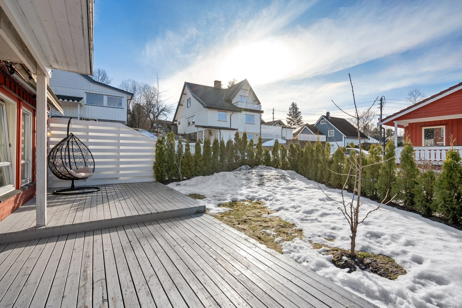 Eiendommen har en attraktiv beliggenhet i et veletablert og barnevennlig boligområde på Høybråten. Galleribilde