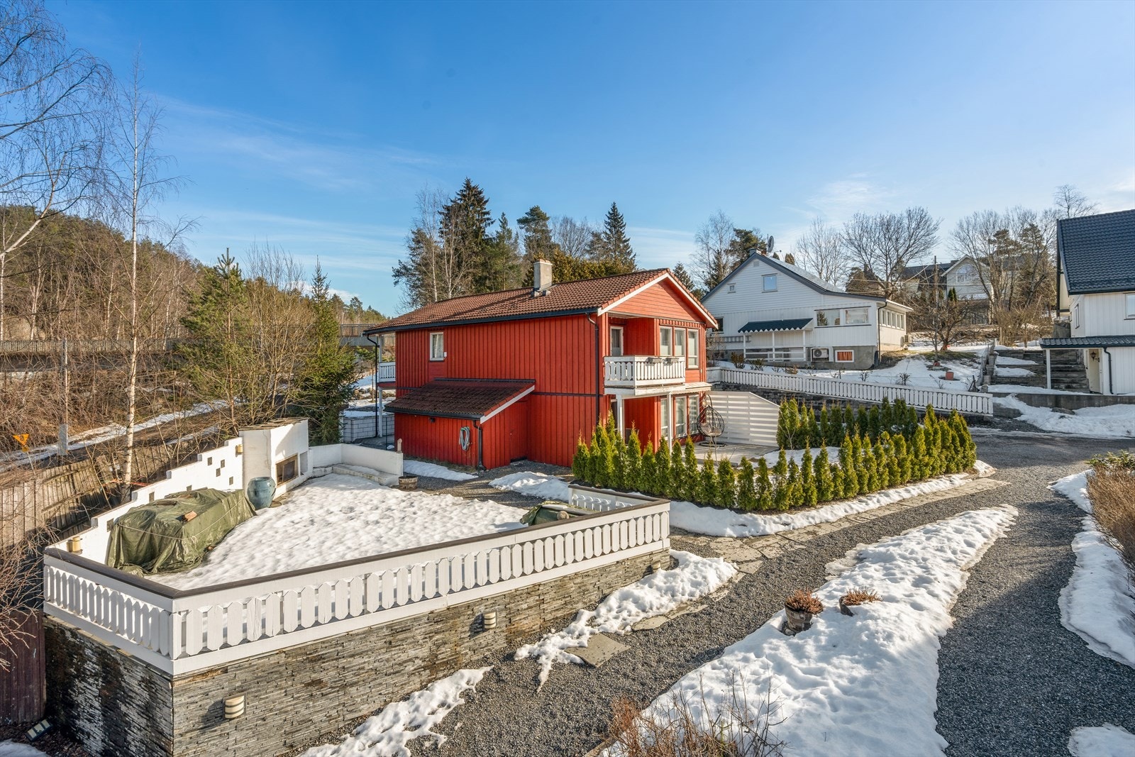 Dette er en familievennlig halvpart av en horisontaldelt tomannsbolig, perfekt for deg som ønsker et komfortabelt og praktisk hjem. Galleribilde