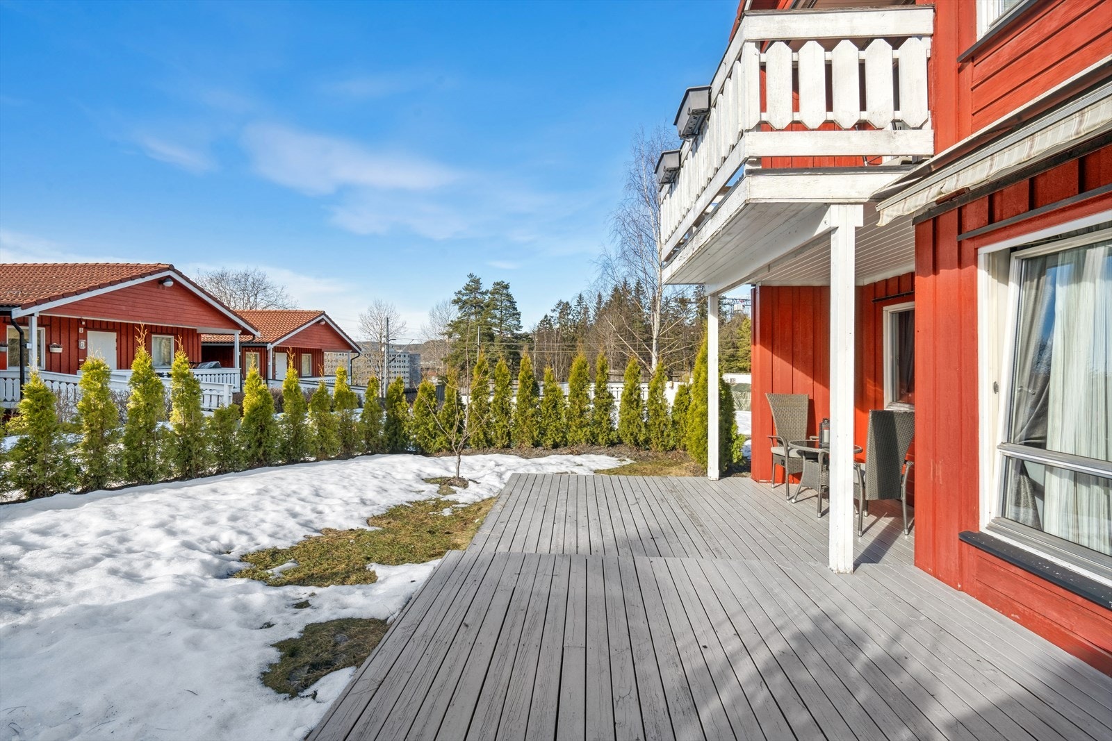 Markterrassen vender mot vest og har god plass til ønsket utemøblement. Galleribilde