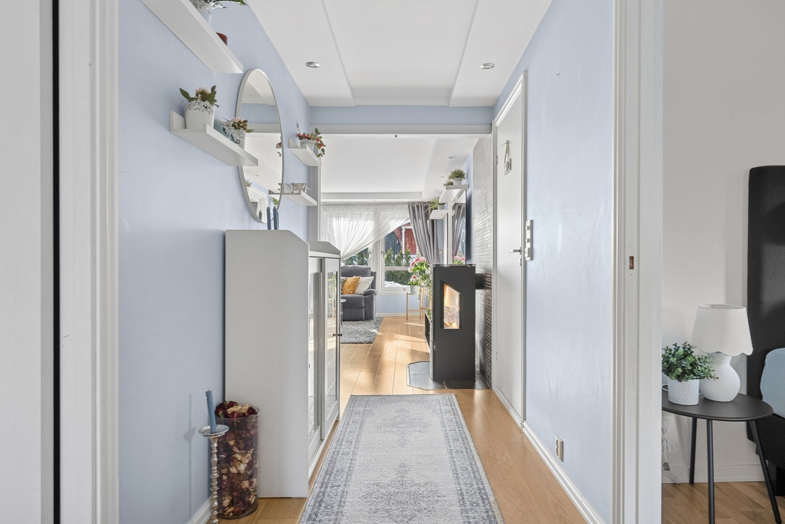 Seksjonen disponerer en utvendig biloppstillingsplass. Galleribilde