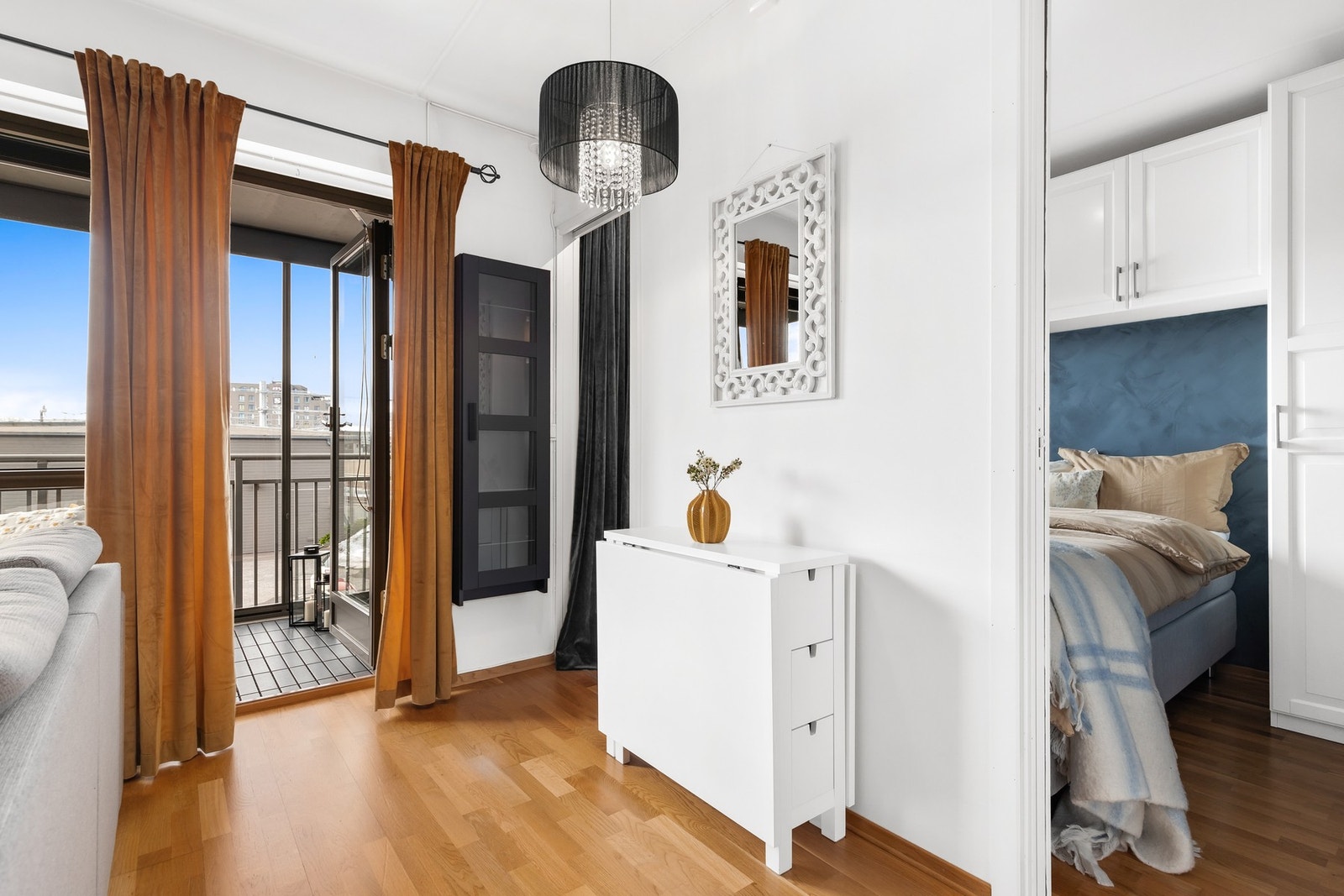 Leiligheten har fjernvarme via radiatorer og balansert ventilasjon Galleribilde