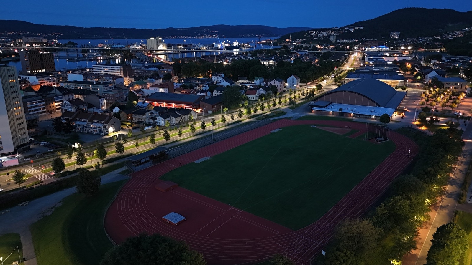 Marienlyst med friidrettsbane, fotballbaner og kunstisbane om vinteren er også rett i nærheten Galleribilde