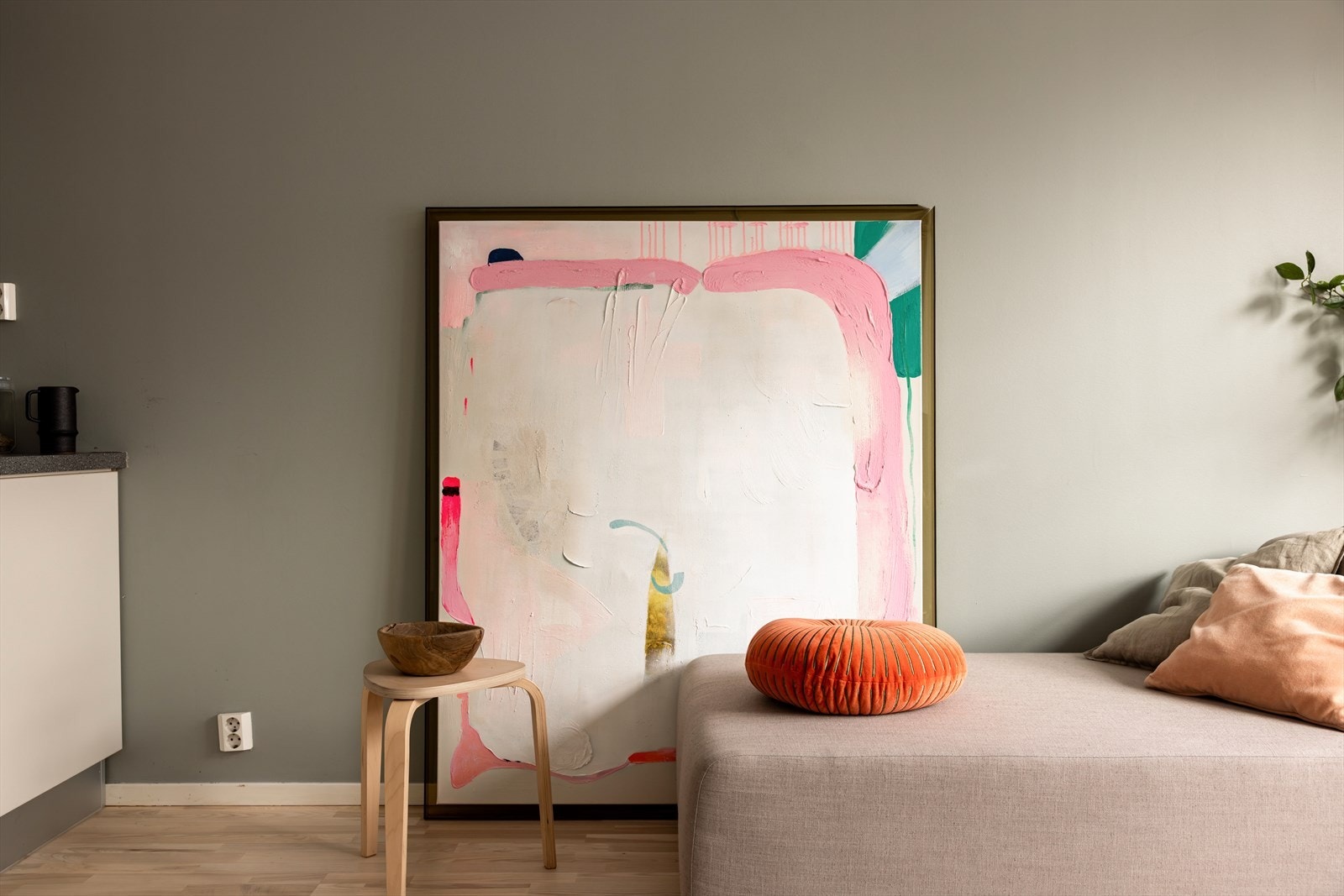 Stuen er lys og luftig med naturlig plass for sofaseksjon, tv-bord og tilhørende møblement. Galleribilde