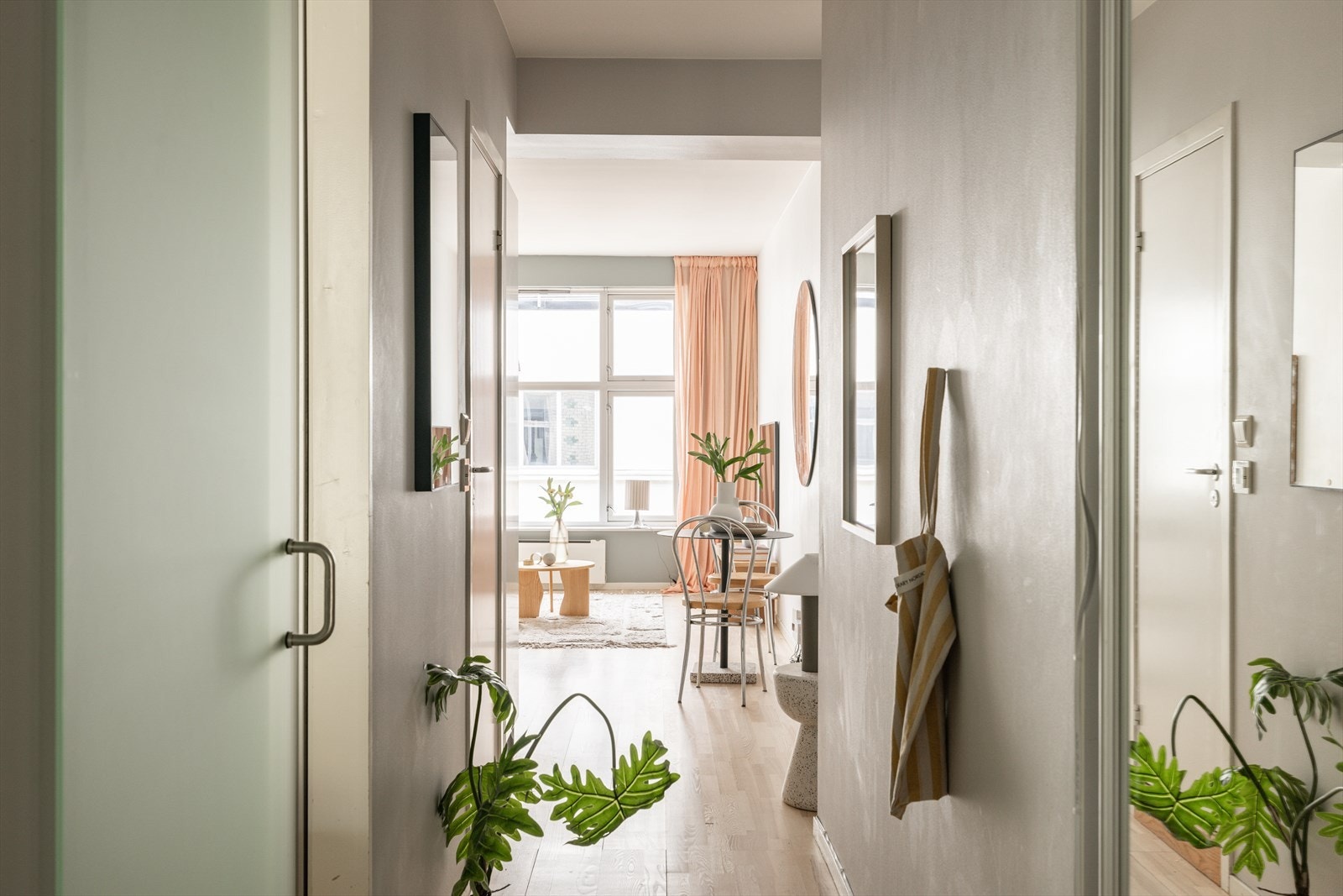 Romslig entré med god plass til å henge fra seg yttertøy og sko i praktisk skyveørsgarderobe. Galleribilde