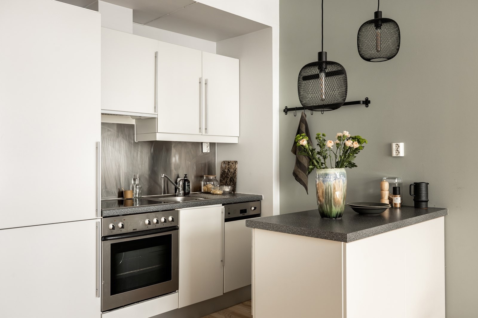 Flott kjøkken med mye skap- og benkeplass. Galleribilde