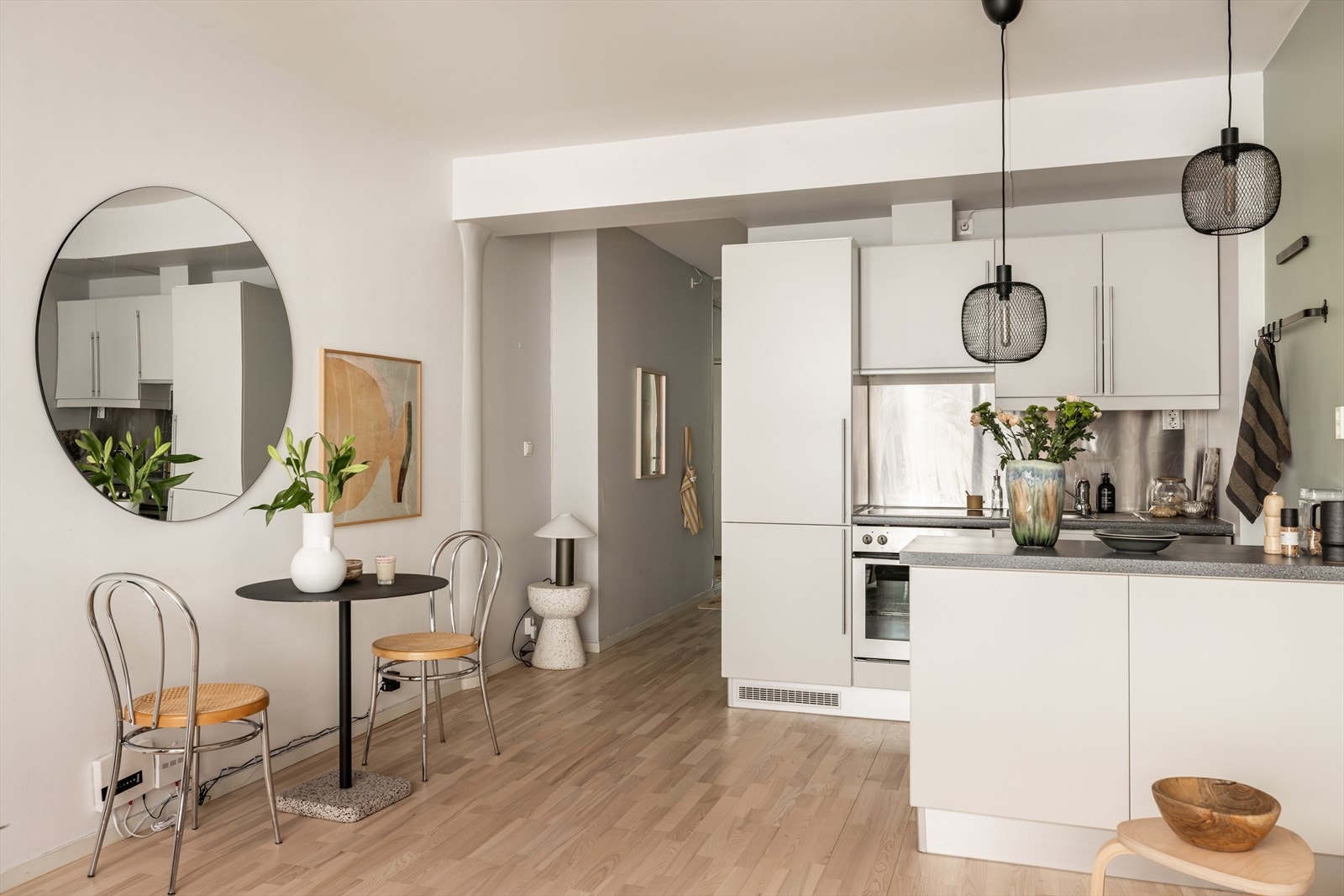 3-stavs parkett nyslipt i 2022 og duse farger på veggene. Galleribilde