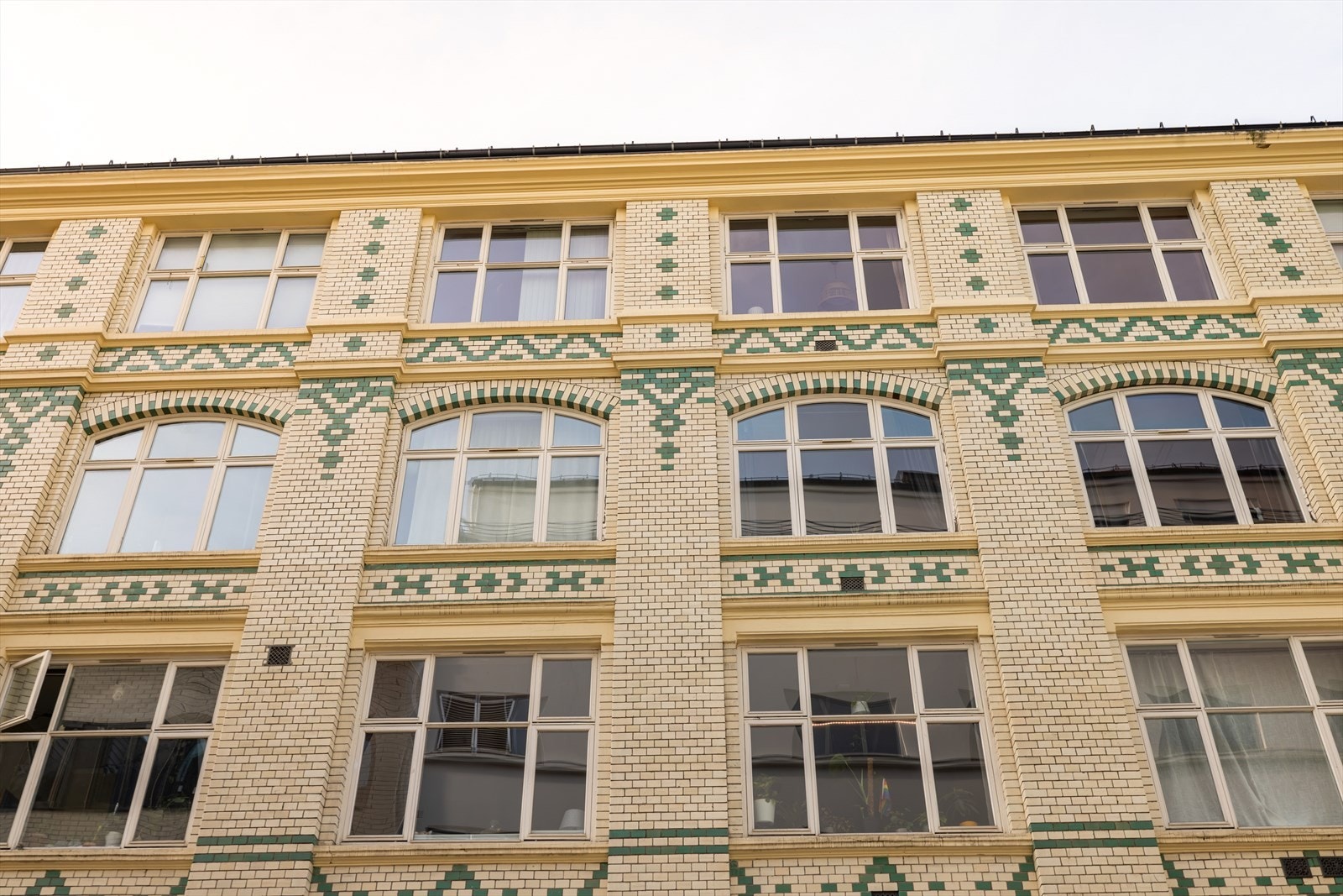 Leiligheten ligger sentralt og attraktivt til på Grønland med umiddelbar nærhet til kollektive knutepunkter, forretninger, rekreasjonsområder, caféer og restauranter. Galleribilde