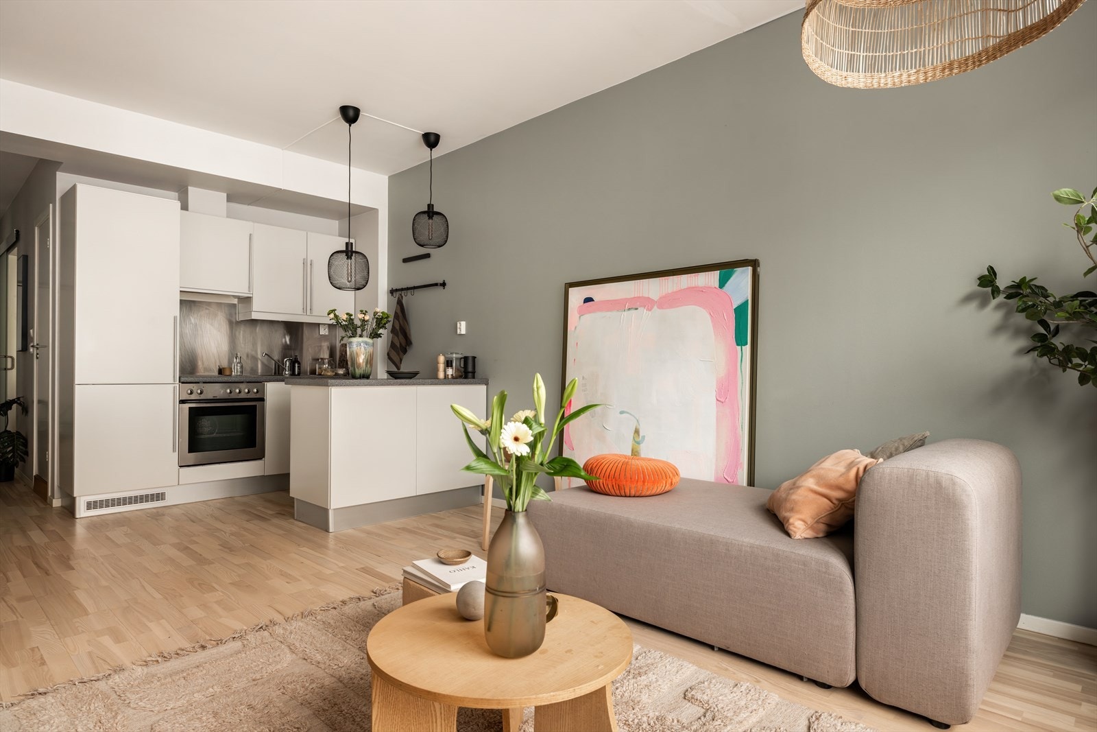 Romslig åpen stue- og kjøkkenløsning. Galleribilde