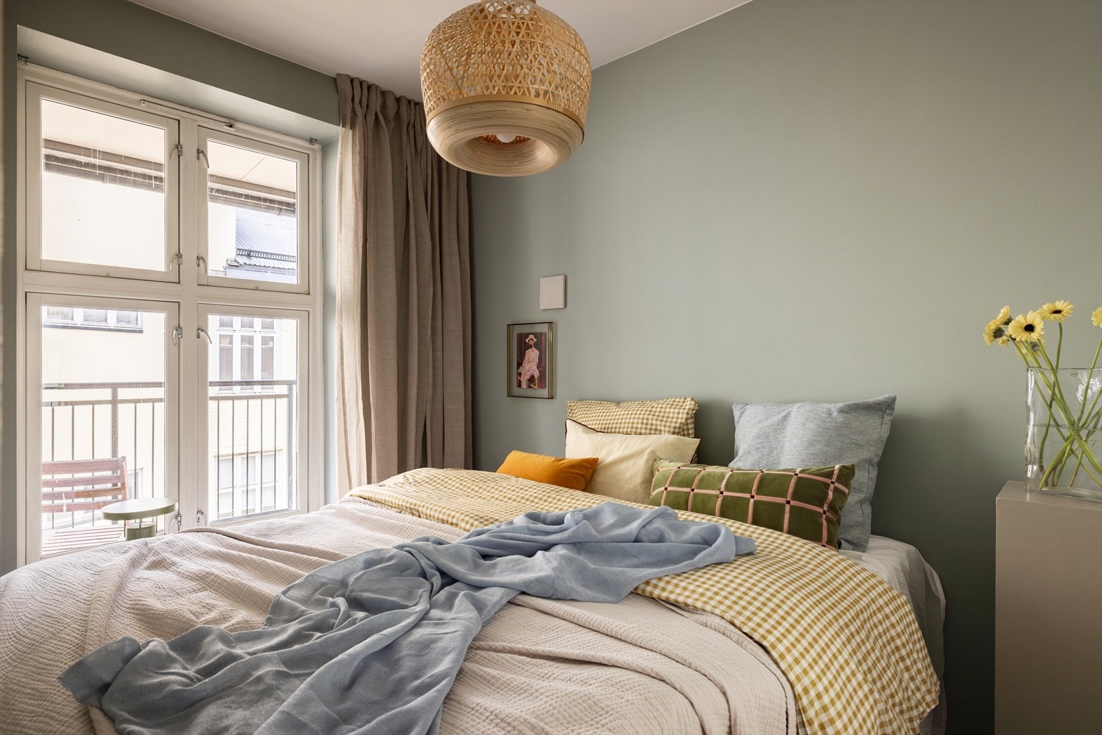 Romslig soverom med god plass til dobbeltseng og tilhørende møblement. Galleribilde