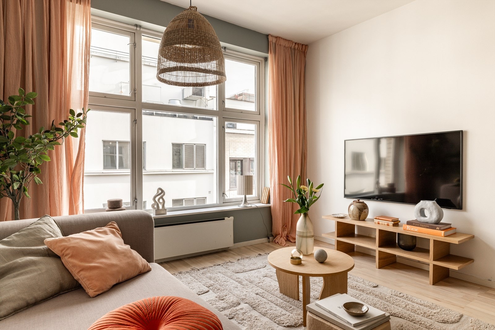 Store vindusflater bidrar til rikelig med naturlig lys hele dagen. Galleribilde