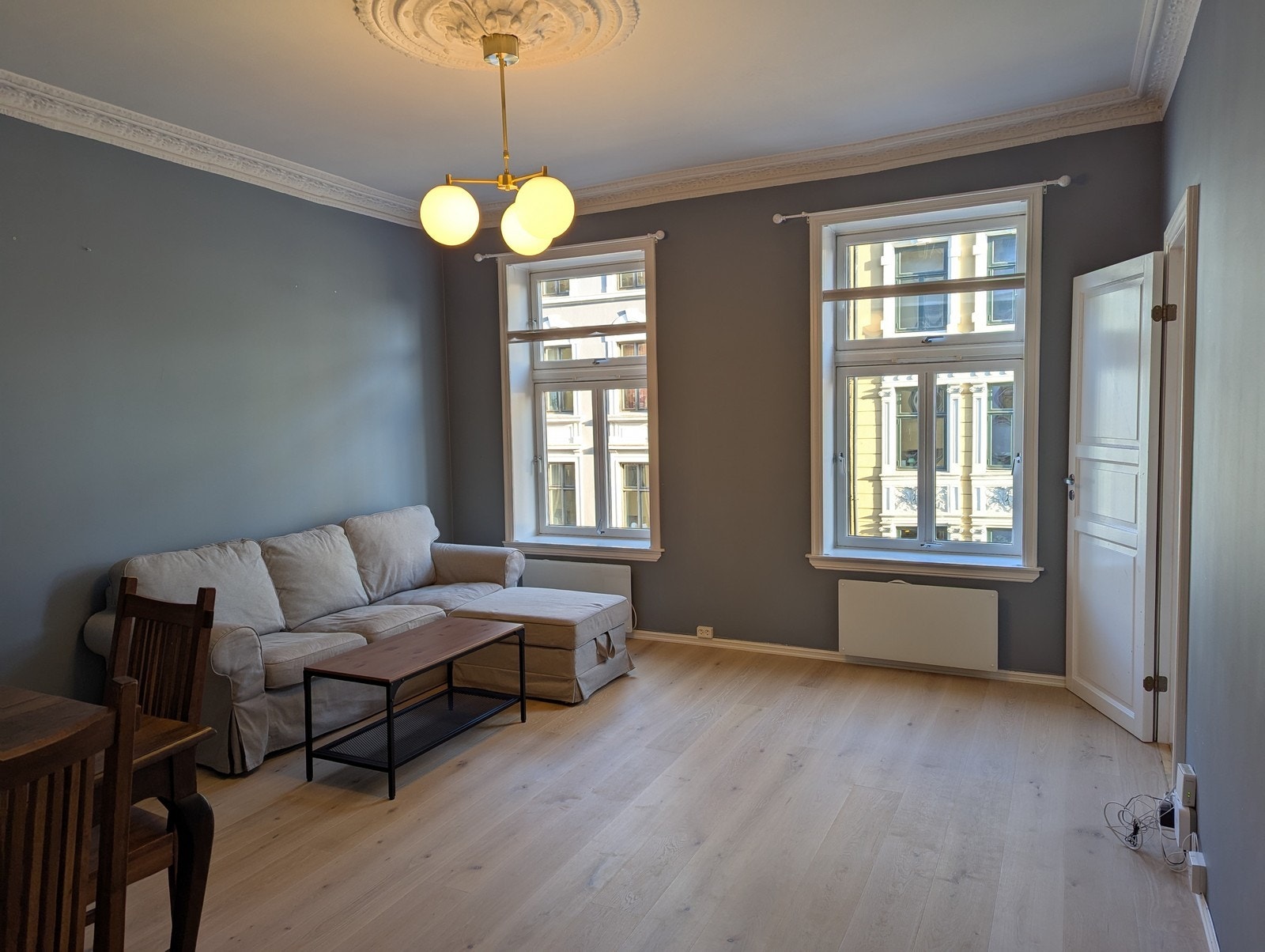 Nydelig stue med gode lysforhold. Sofa, stuebord og spisebord kan medfølge. Galleribilde