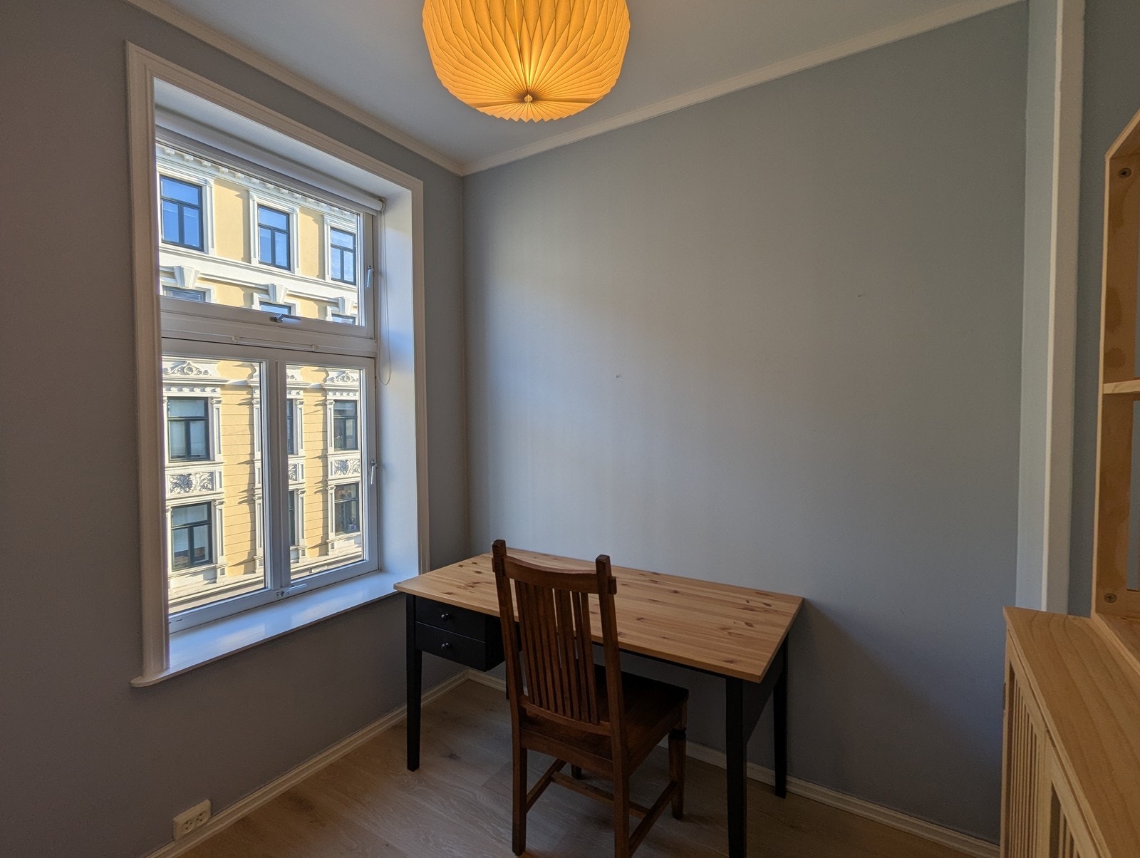 Soverom nr. 2 med skrivebord og bokhylle. Galleribilde