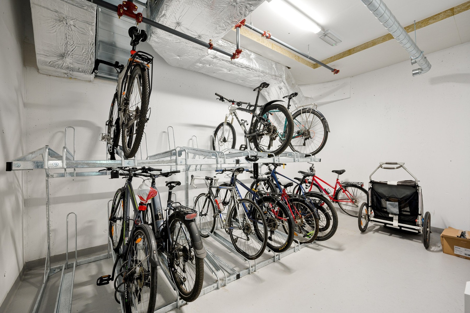Sykkelbod. Det er også sykkelparkering i parkeringskjeller og utenfor byggene. Galleribilde