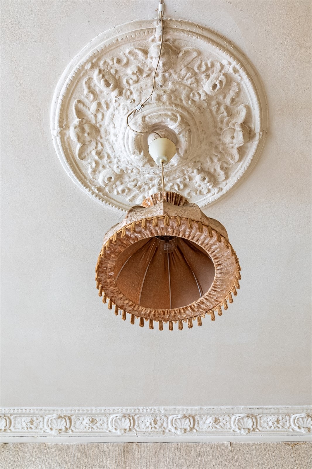 Den originale stukkaturen og rosetten i denne boligen gir et tidløst og elegant preg på rommene. Stukkaturen, med sine fine detaljer og vakre mønstre, gir et inntrykk av klassisk håndverk som sjelden finnes i dagens moderne boliger. Galleribilde