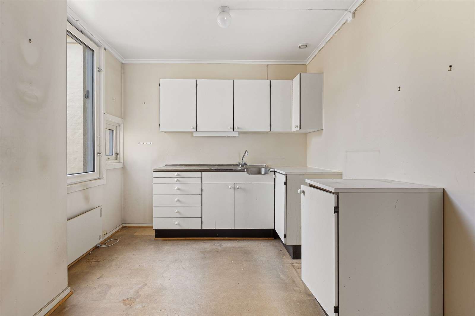 Kjøkkenet er separat, med glatte fronter på innredningen og laminert benkeplate. Oppvaskkummen er integrert, og det er et 1-greps blandebatteri. Lys under overskapene gir ekstra belysning på arbeidsflaten. Galleribilde