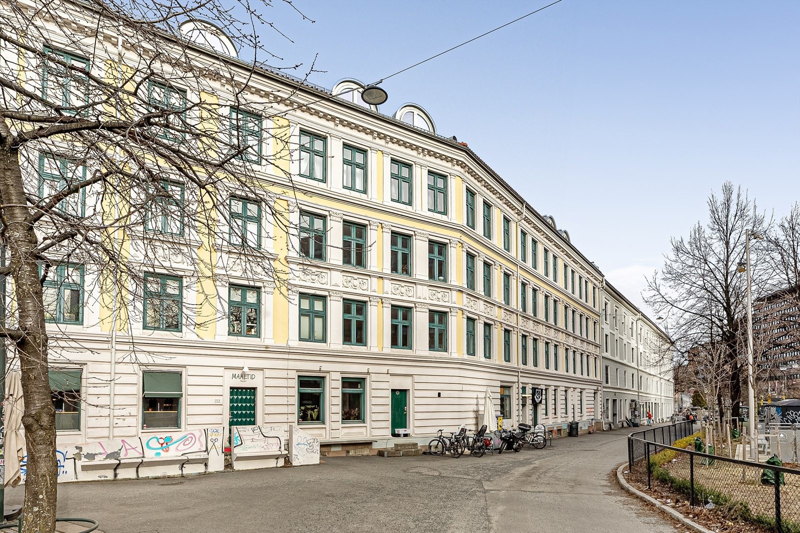 Leiligheten er en del av Humlegården Borettslag, som består av 54 andelsleiligheter. Borettslaget tilbyr et fellesskap med rolige omgivelser og praktisk beliggenhet, ideelt for de som ønsker både trygghet og nærhet til nødvendige fasiliteter. Galleribilde