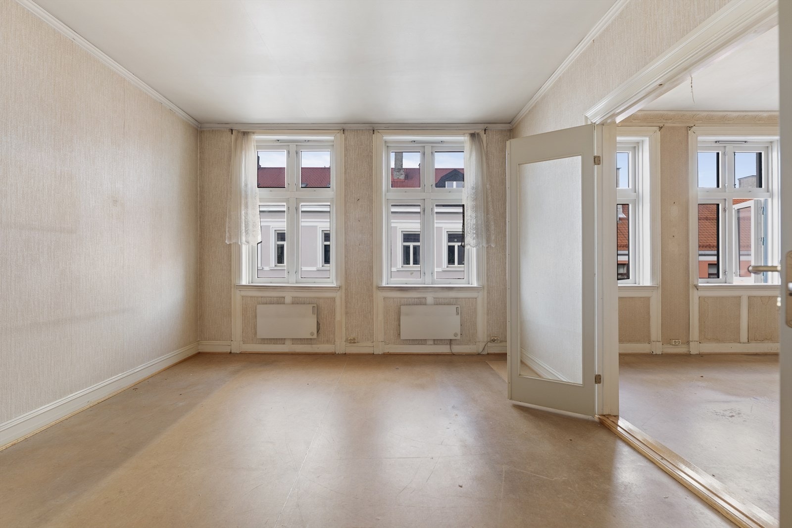 De to stuene gir utallige muligheter for alternative løsninger, og gir deg fleksibiliteten til å tilpasse boligen etter dine behov og ønsker. Galleribilde