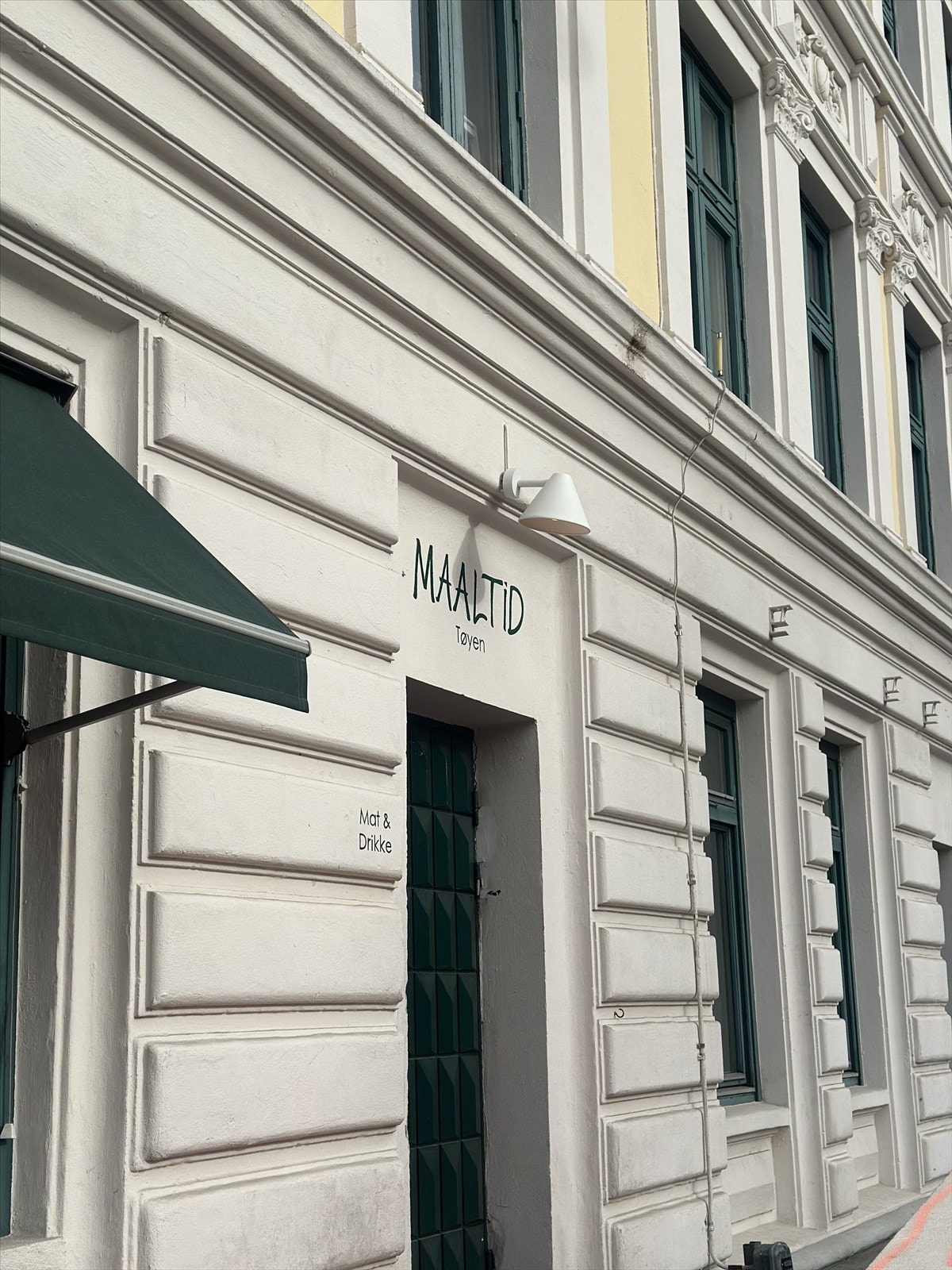 I nærområdet finner man et bredt utvalg restauranter, kaféer, bakeri, matbutikker, apotek, bibliotek og lekeplasser. Galleribilde