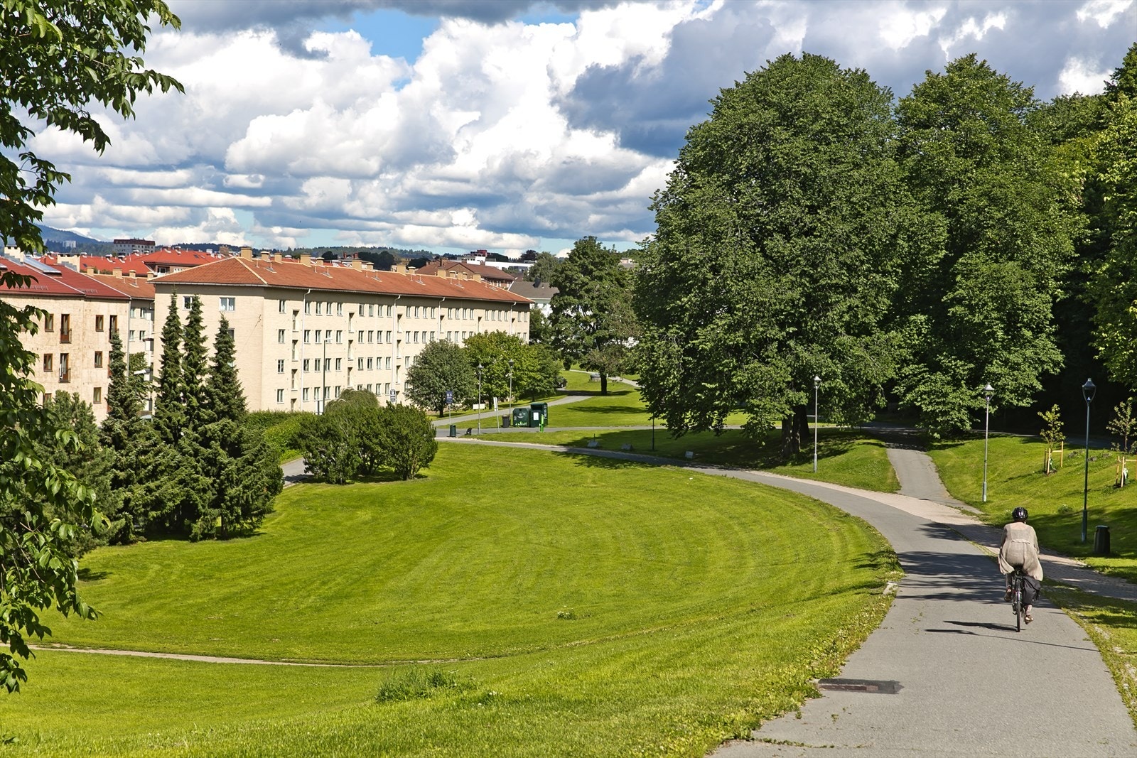 Tøyenparken er det perfekte sted på sommeren for grilling og sol. For barna vil lekemuligheten få kvartaler unna være et yndet sted for aktivitet og moro. Fra toppen av parken er det utsikt utover hele Oslo og bratte bakker som brukes til skihopp og aking Galleribilde