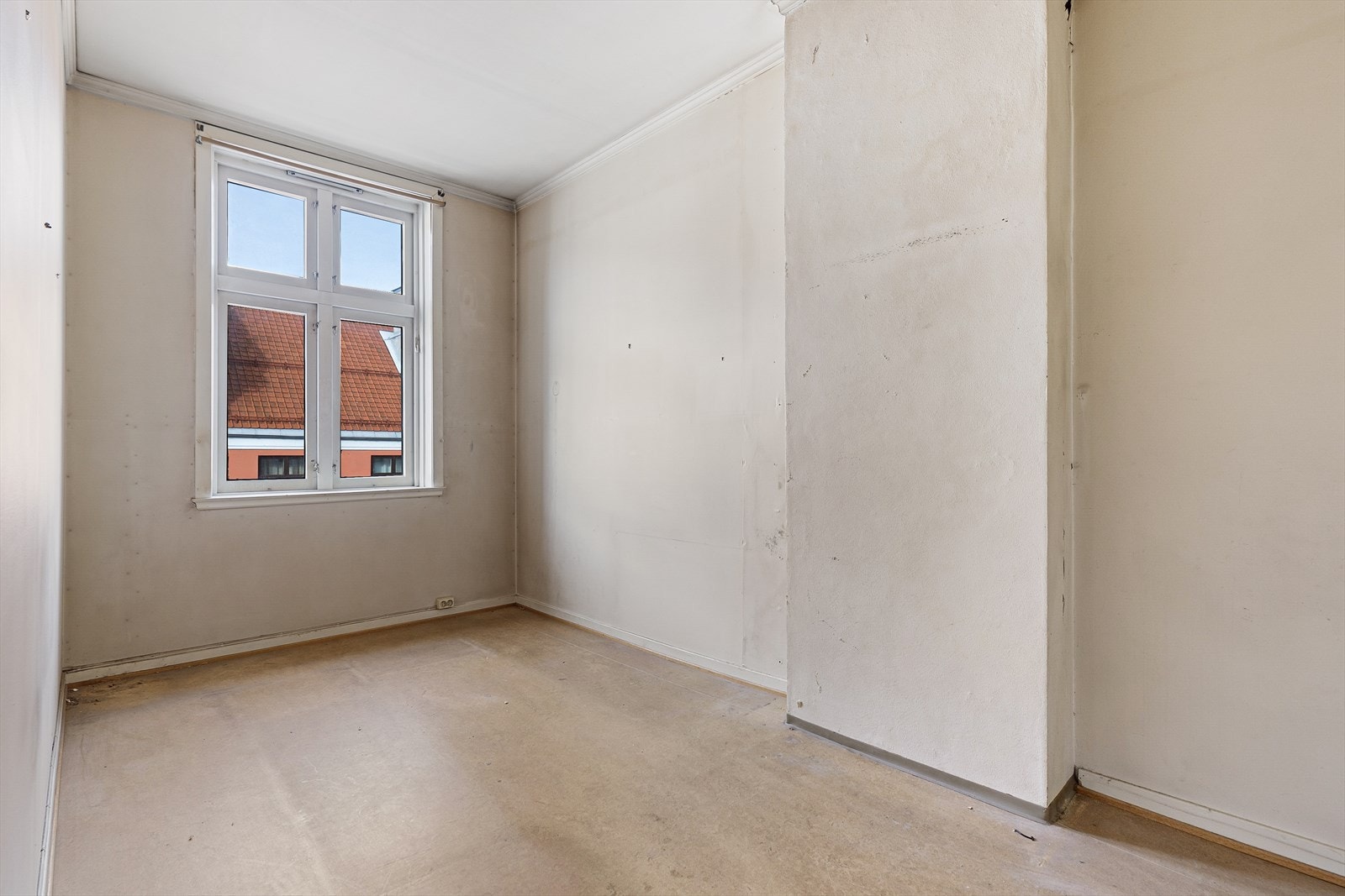 Soverommet er av god størrelse og gir rikelig med plass til både en stor seng og øvrig møblement. De store vinduene slipper inn mye naturlig lys, noe som skaper en lys og åpen atmosfære. Galleribilde