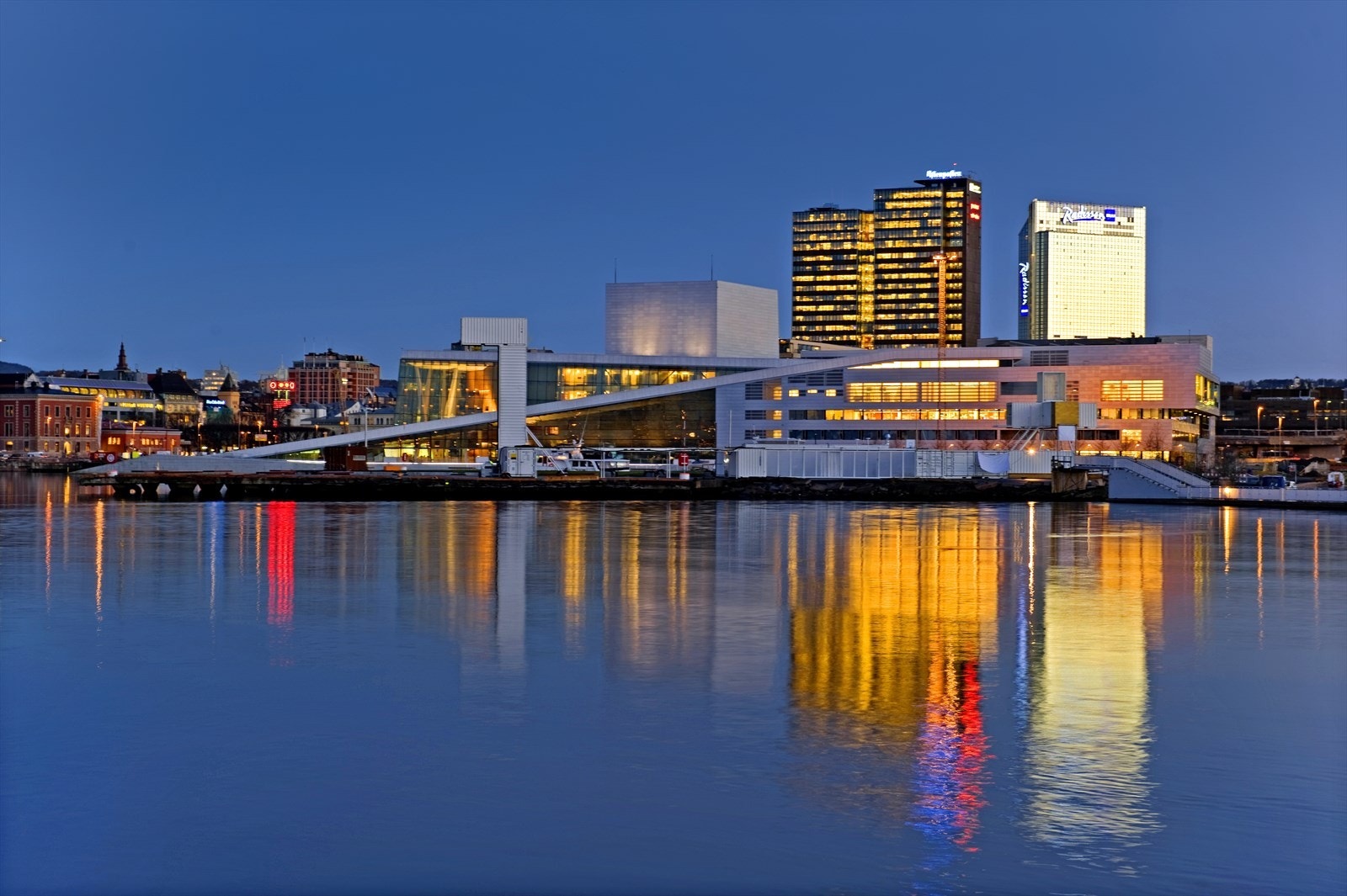 Det er kort vei til Bjørvika og Sørenga som i tillegg til kontorer og boliger har en rekke ulike spisesteder i toppklasse. Galleribilde