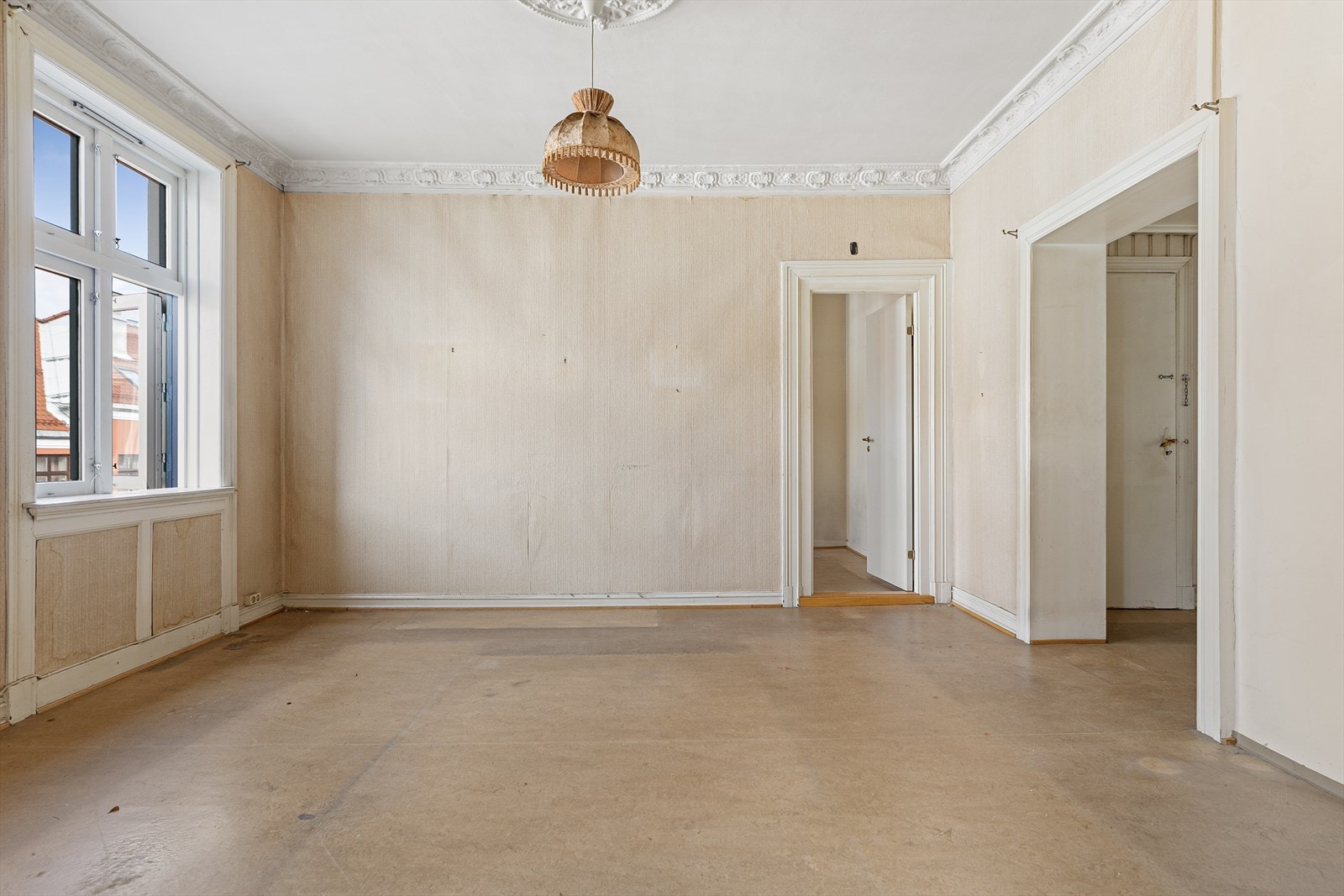 Dette er en stor og lys bolig i 4. etasje, som trenger betydelige oppgraderinger, men som kan bli en utrolig flott leilighet - Mulighetene er mange, og utgangspunktet er helt fantastisk! Galleribilde