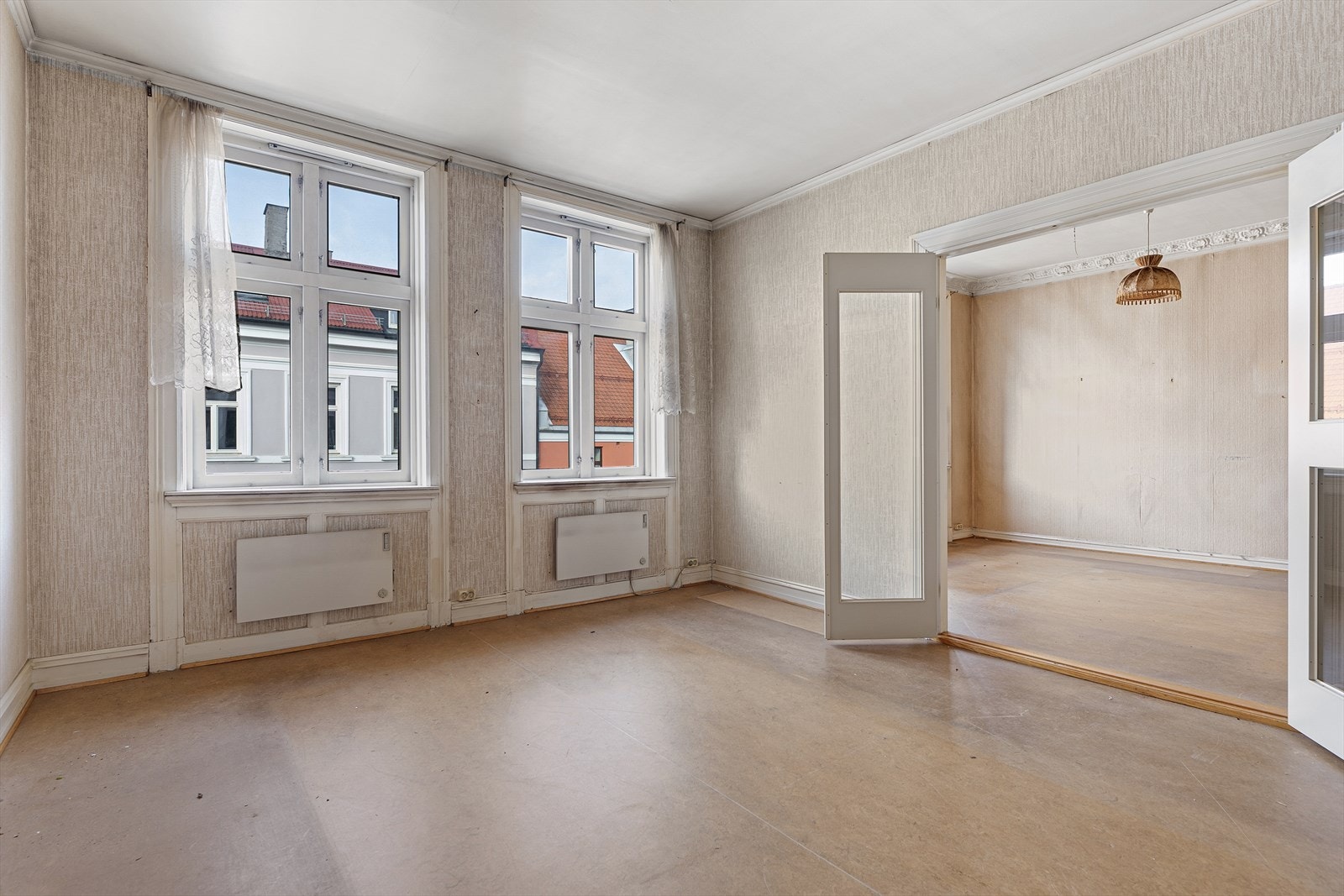 De store vinduene med dype karmer og den generøse takhøyden skaper en fantastisk følelse av lys og romslighet. Galleribilde