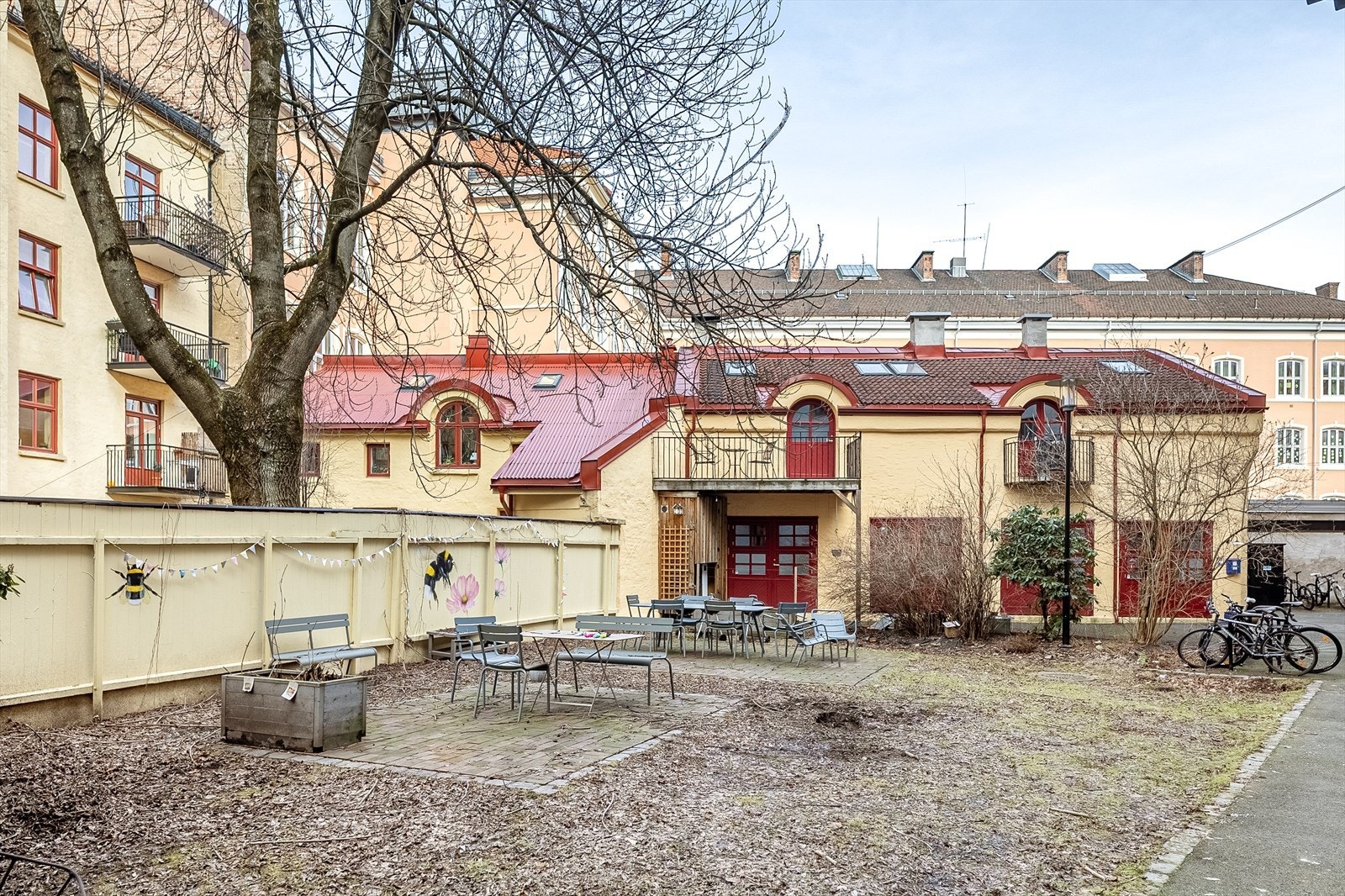 Den svært hyggelige, grønne bakgården byr på et fredelig uteområde med sittegrupper, perfekt for avslapning eller sosiale sammenkomster. Galleribilde