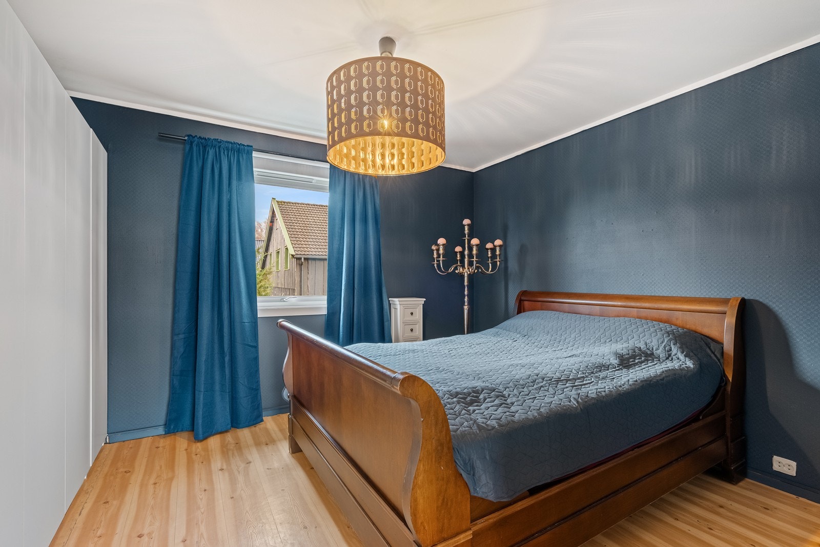 Romslig soverom med stor garderobe. Galleribilde
