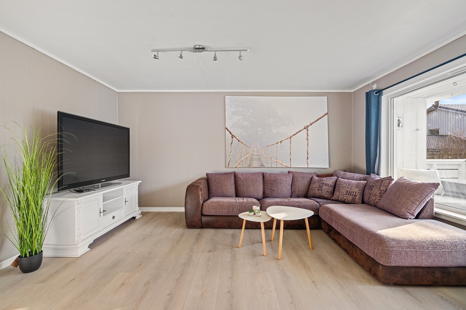 God plass til stor sofagruppe og spisebord. Galleribilde