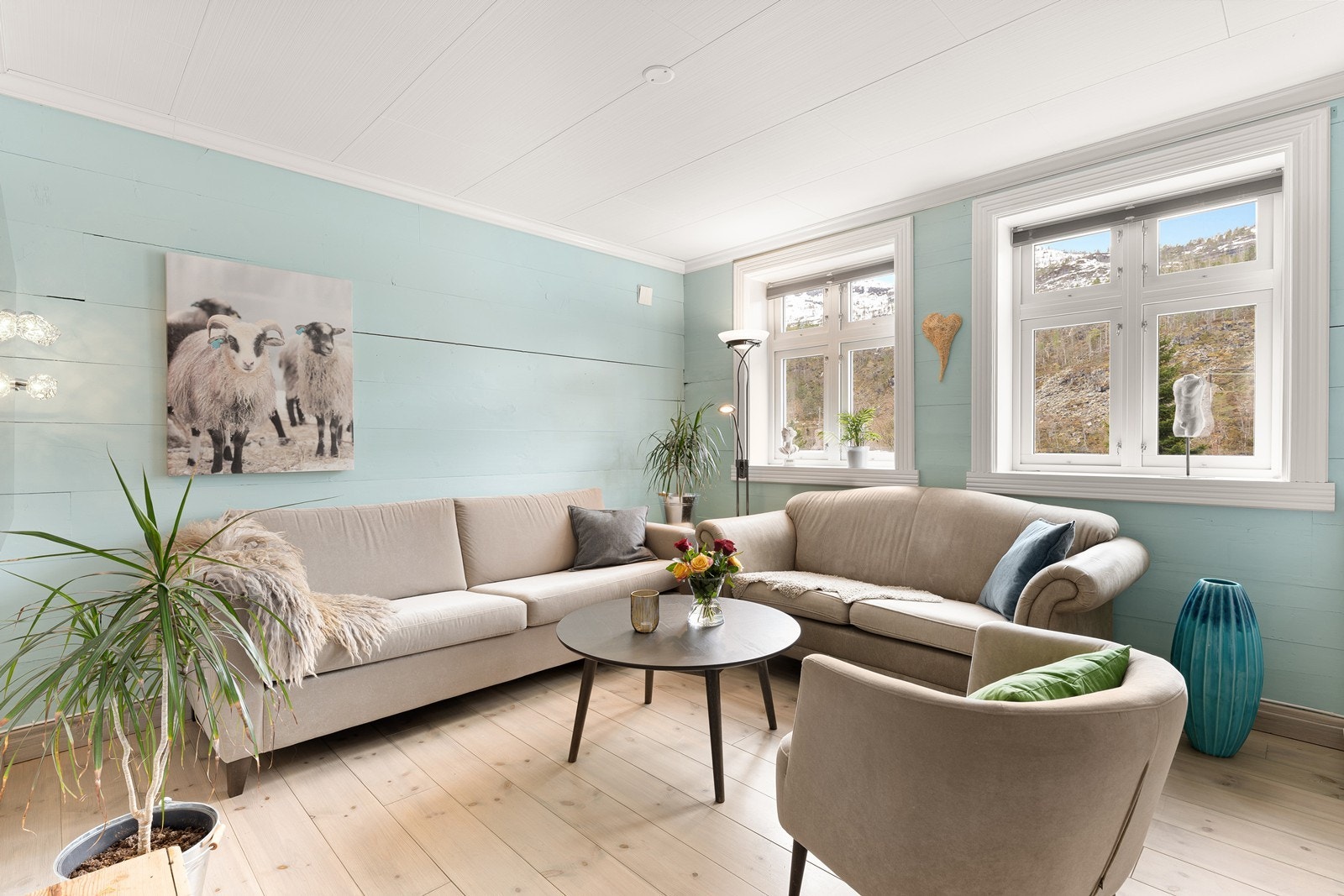 Boligen er et skinnende eksempel på hvordan en kombinasjon av klassisk sjarm og moderne luksus kan skape et hjem som er både tiltalende og innbydende Galleribilde