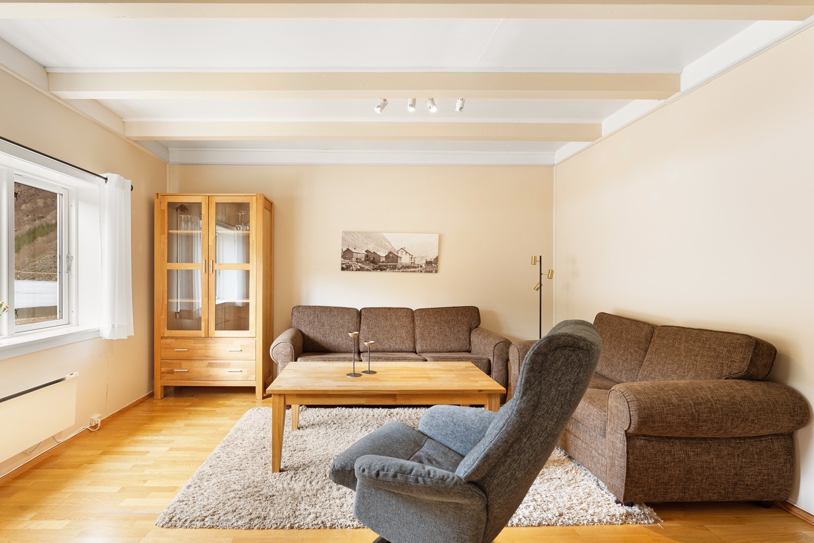 Stuen fremstår som romslig med god plass til møblement, som sofagruppe med tilhørende bord og TV med benk Galleribilde